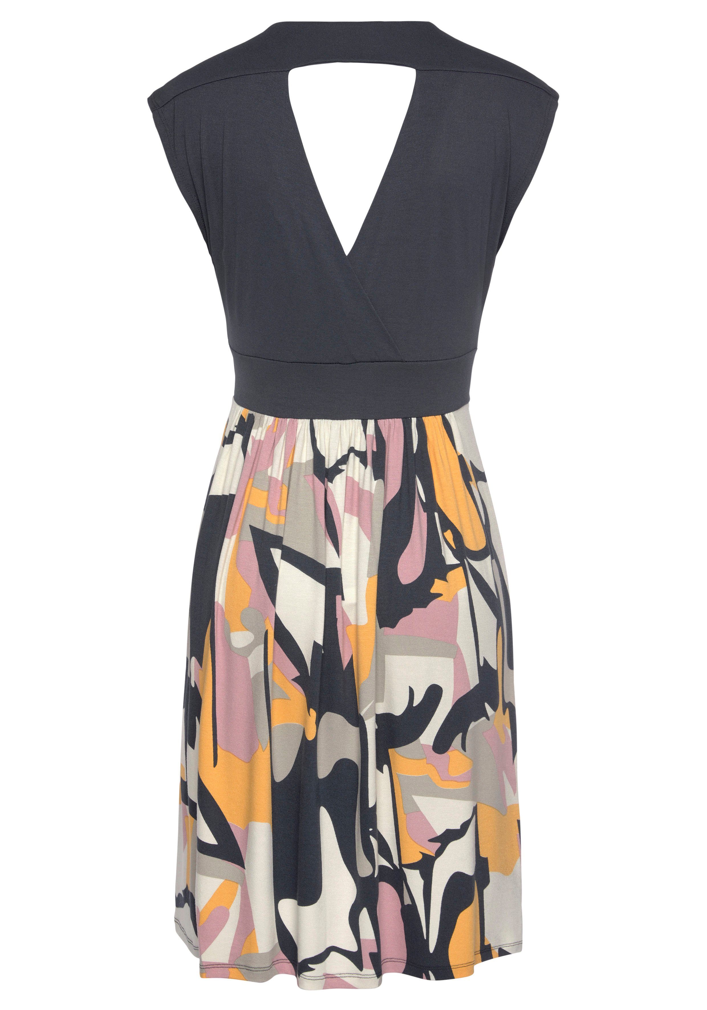 LASCANA Sommerkleid mit Rückenausschnitt, Oberteil in Wickeloptik kurzes Strandkleid, bedrucktes Jerseykleid, elegantes Viskosekleid – Bild 4 von 5
