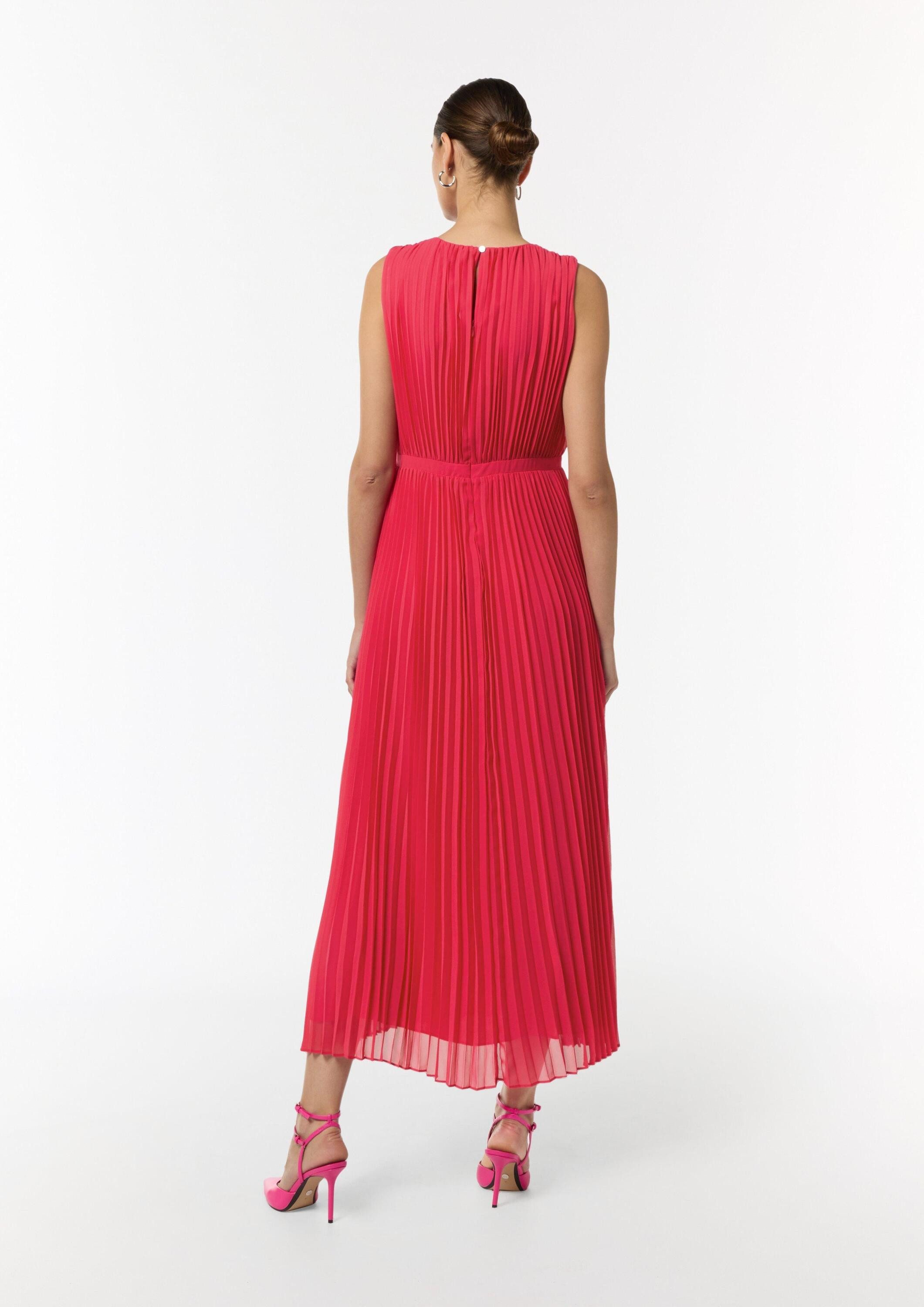 comma Maxikleid Kleid Plissiertes Maxi-Kleid mit Rundhalsausschnitt