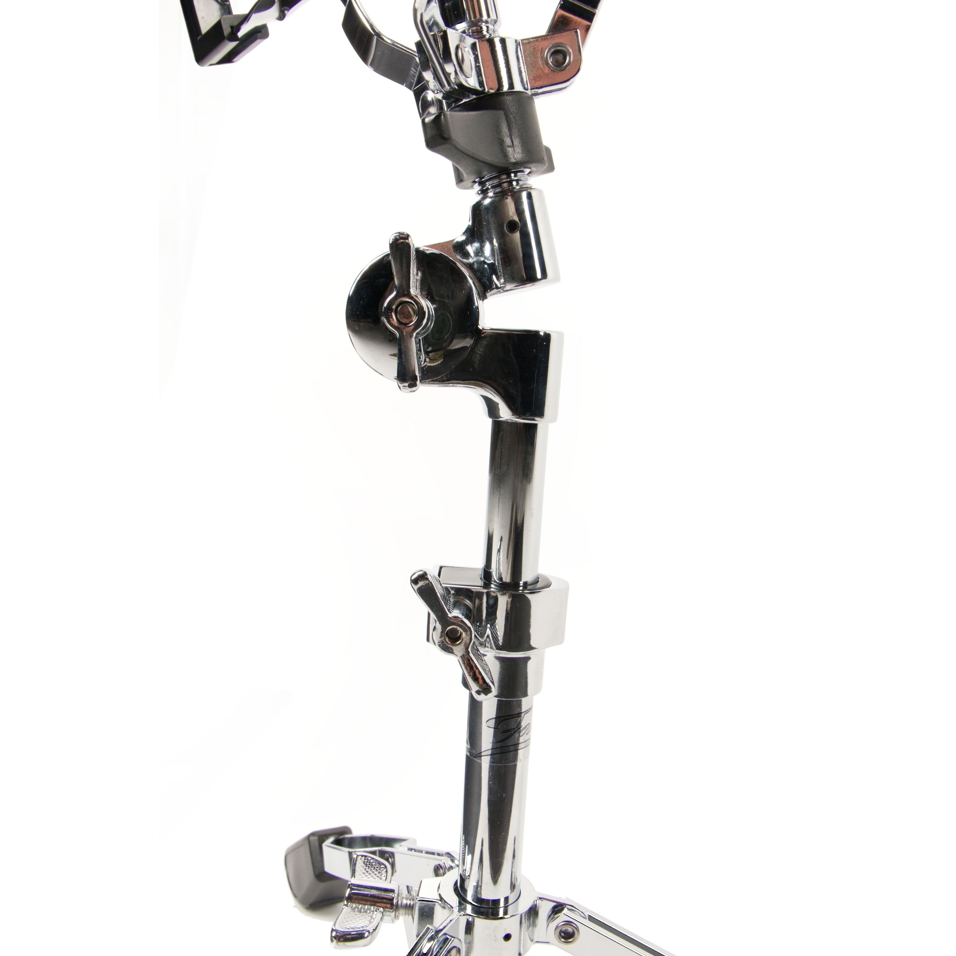 FAME Musikinstrumentenständer, (SDS7000 Snare-Ständer Doppelstrebig Verchromt Stufenlos Einstellbare Korbgröße Faltbares Design Griffige Einstellschraube Massive Hartgummi Standfüße Neigungswinkel Einstellbar Gummierte Haken, Hardware, Snareständer), Snare-Ständer, Doppelstrebig, Stufenlos Einstellbare Korbgröße