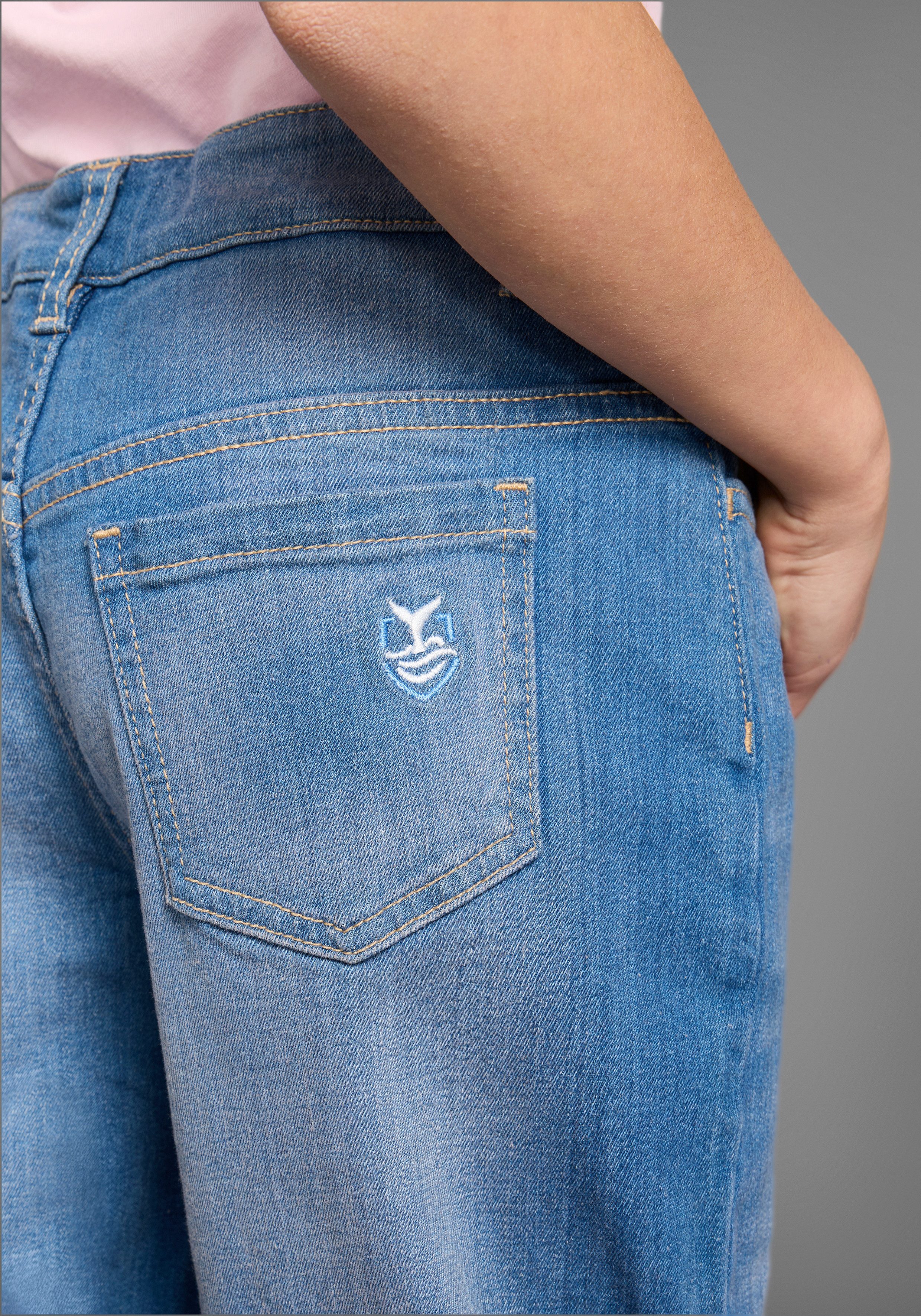 DELMAO Loose-fit-Jeans Mädchenjeans in weiter Form Weite Jeans mit Logo-Stickerei