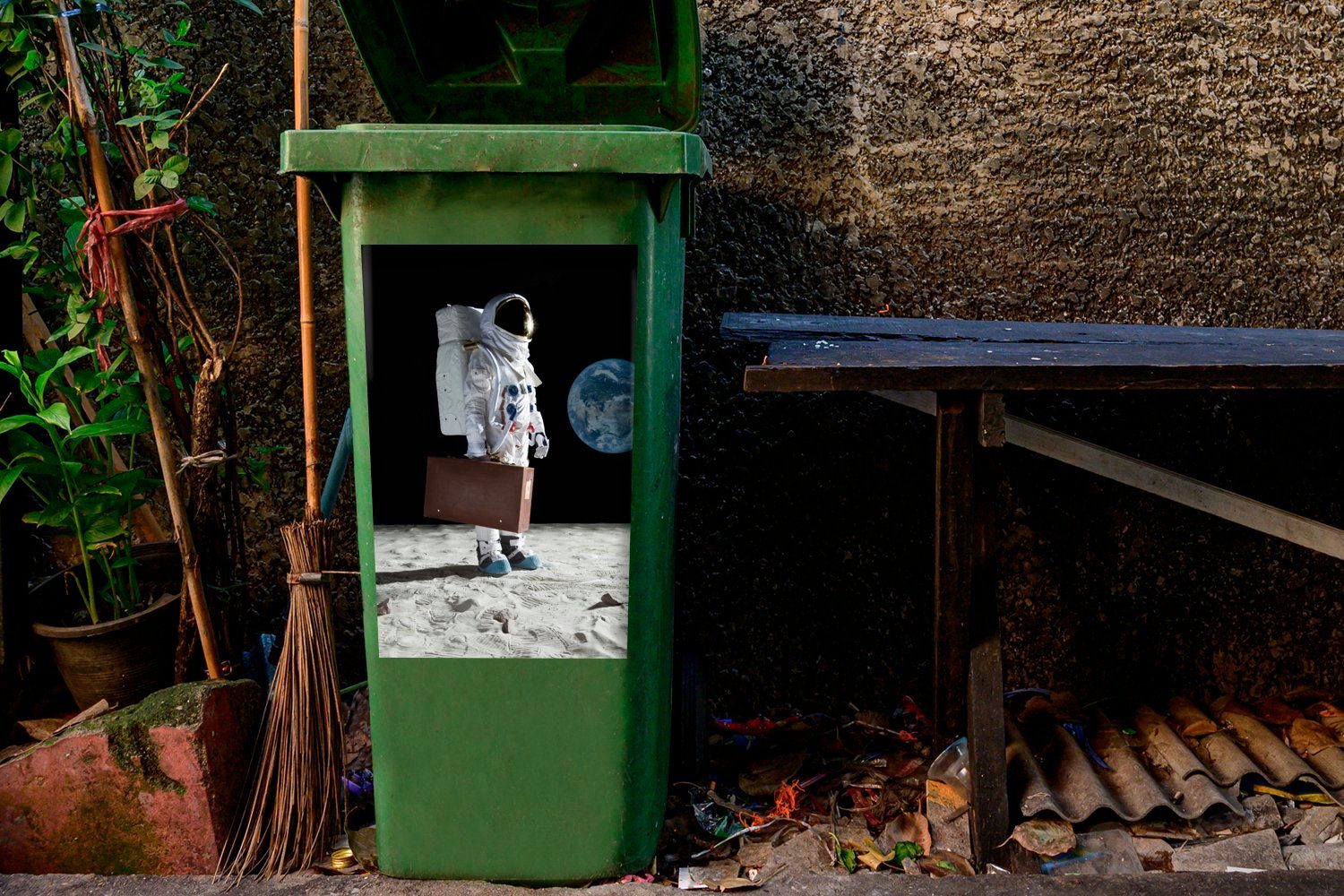 MuchoWow Wandsticker Astronaut Mond (1 St), Sticker, Koffer Container, Abfalbehälter Mülleimer-aufkleber, - Mülltonne, 