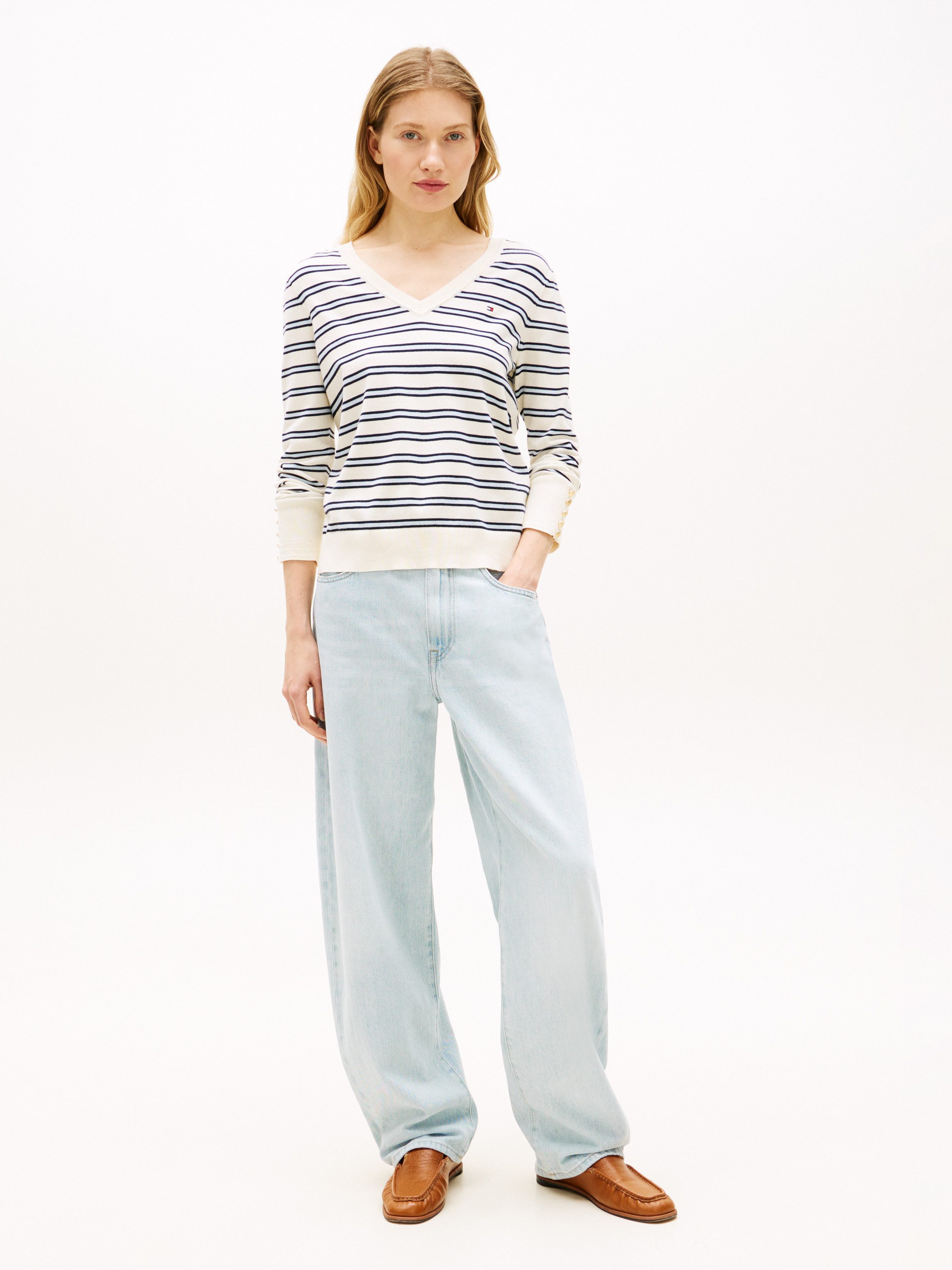 Tommy Hilfiger Strickpullover STITCH V-NECK mit Knopfdetail am Ärmel, Regular Fit