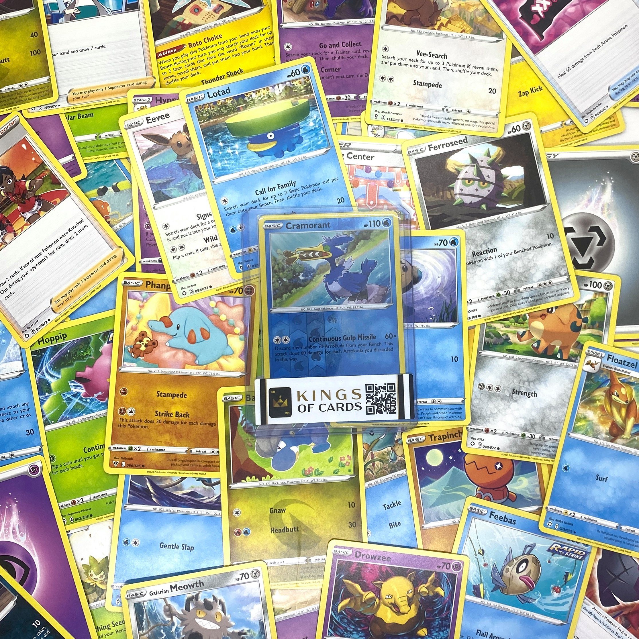 KingsofCards Sammelkarte Pokemon Kartenpaket 50 Karten + Holokarte Geschenkset Englisch