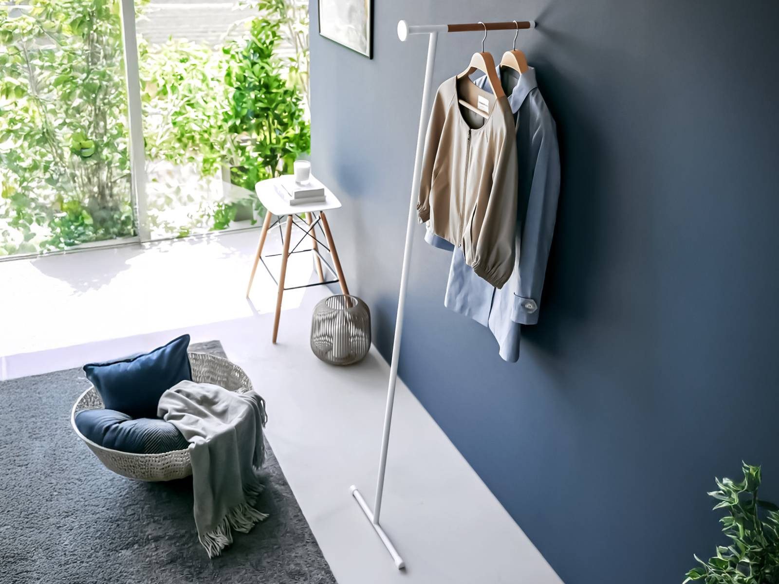 Yamazaki Garderobenständer Tower Anlehngarderobe Kleiderständer zum Anlehnen an die Wand, Kleiderständer, zum Anlehnen, minimalistisch, 160cm, mit Holzakzenten – Bild 4 von 5
