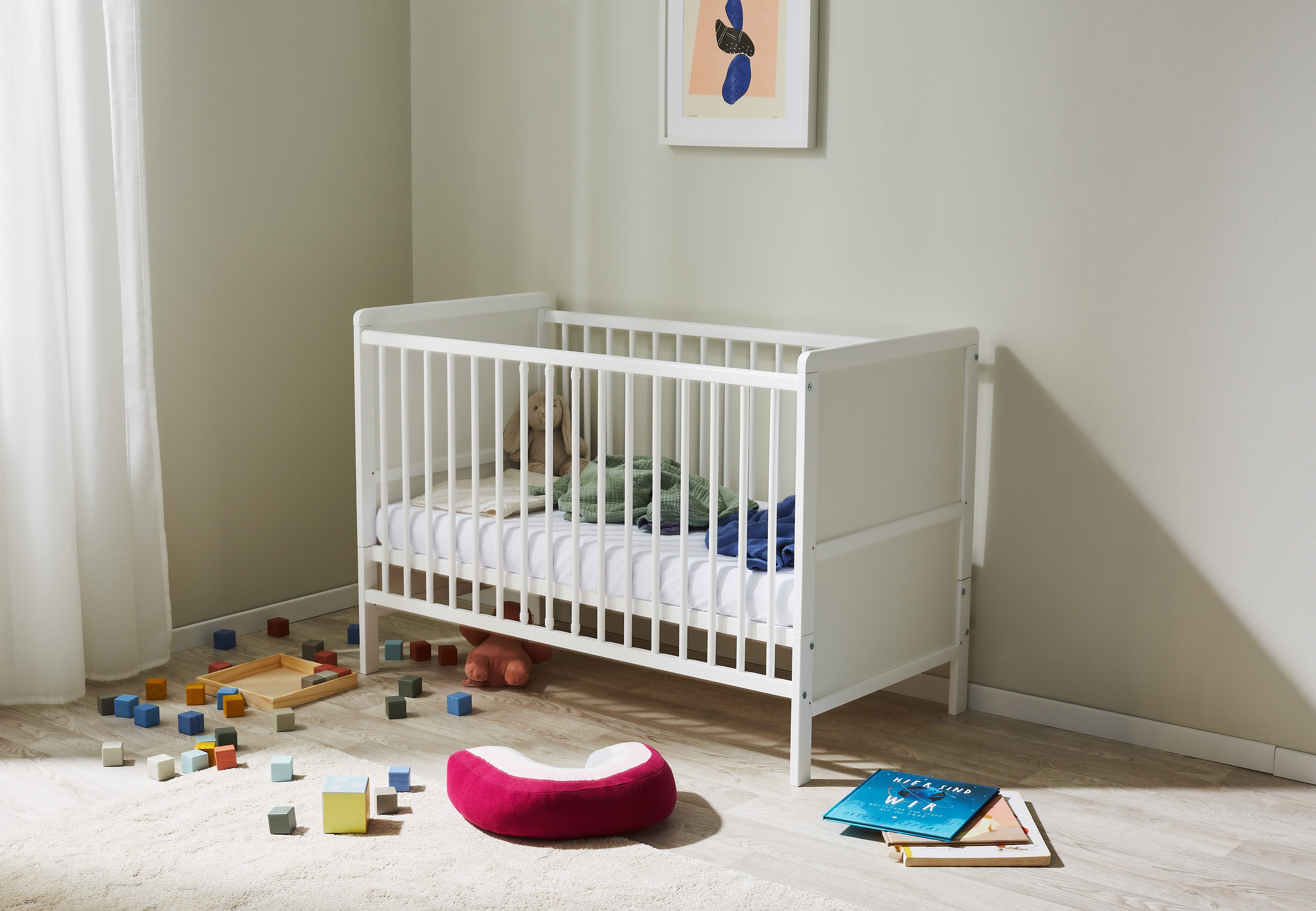 Kids Collective Babybett umbaubar zu Kinderbett 60x120 cm mit Matratze und Lattenrost, Raufallschutz Vollholz 120 x 60, weiss sehr stabil Made in Europe