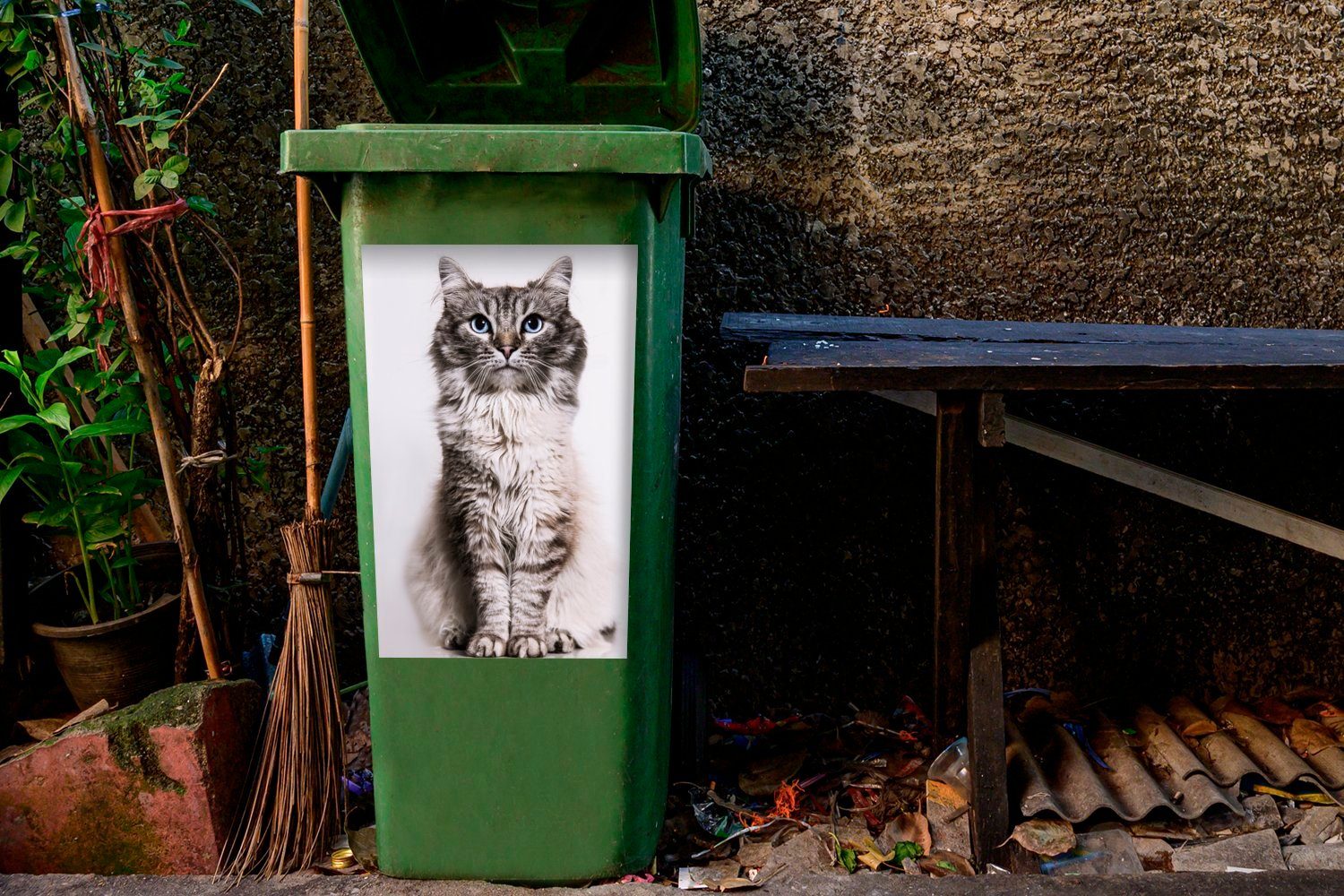 Abfalbehälter Augen Hintergrund weißem Wandsticker Katze MuchoWow blauen Container, auf mit Mülleimer-aufkleber, Mülltonne, (1 St), Sticker,