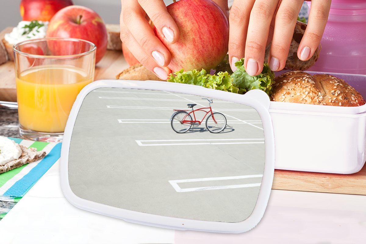 Lunchbox weiß MuchoWow für rotes Kunststoff, Jungs Erwachsene, Mädchen Fahrrad, (2-tlg), Kinder Ein geparktes und für Brotbox Brotdose, und