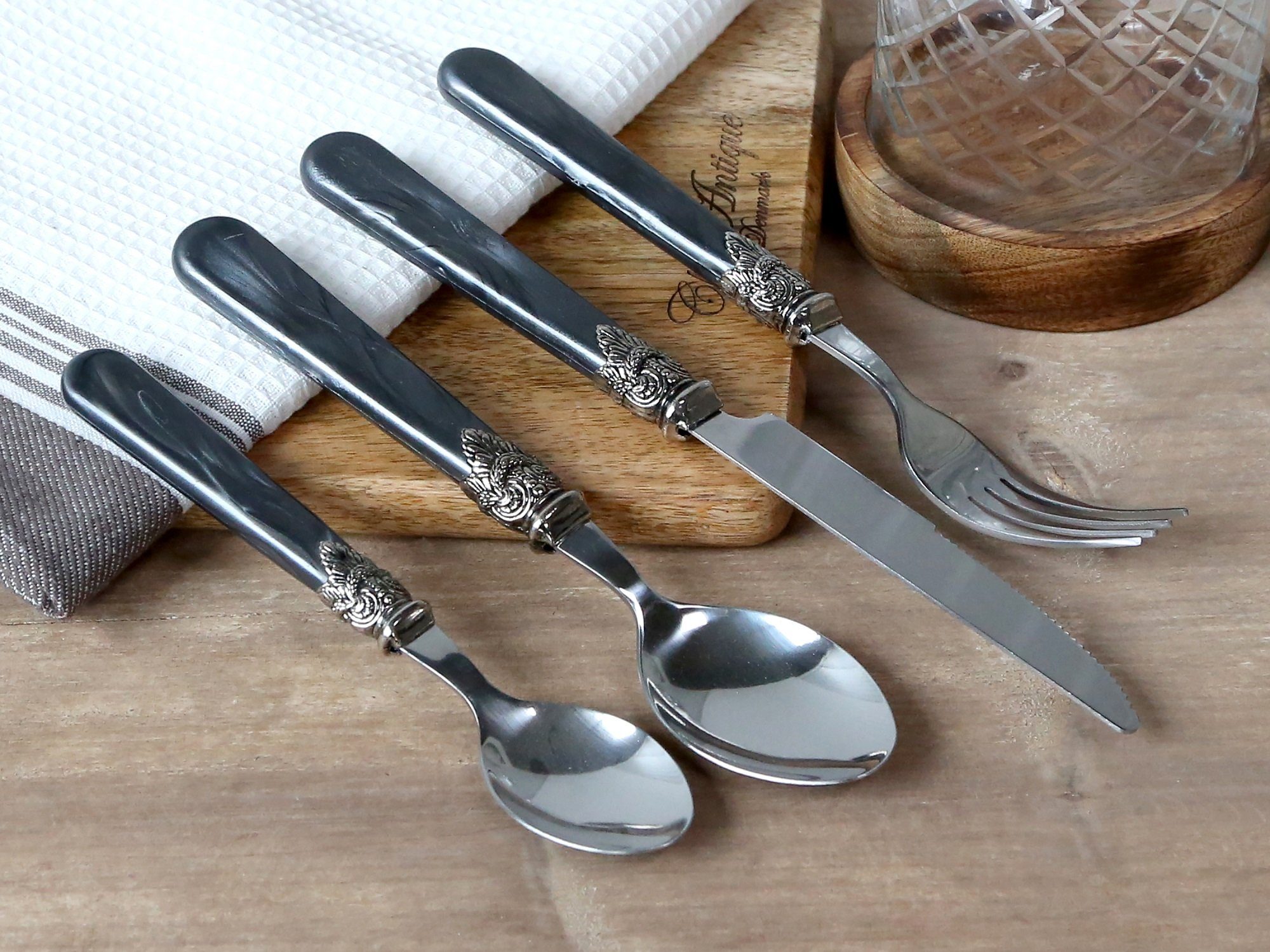 Chic Antique Besteck-Set Besteck Satz 4 teilig Grau mit Silber Verzierung Chic Antique Linas