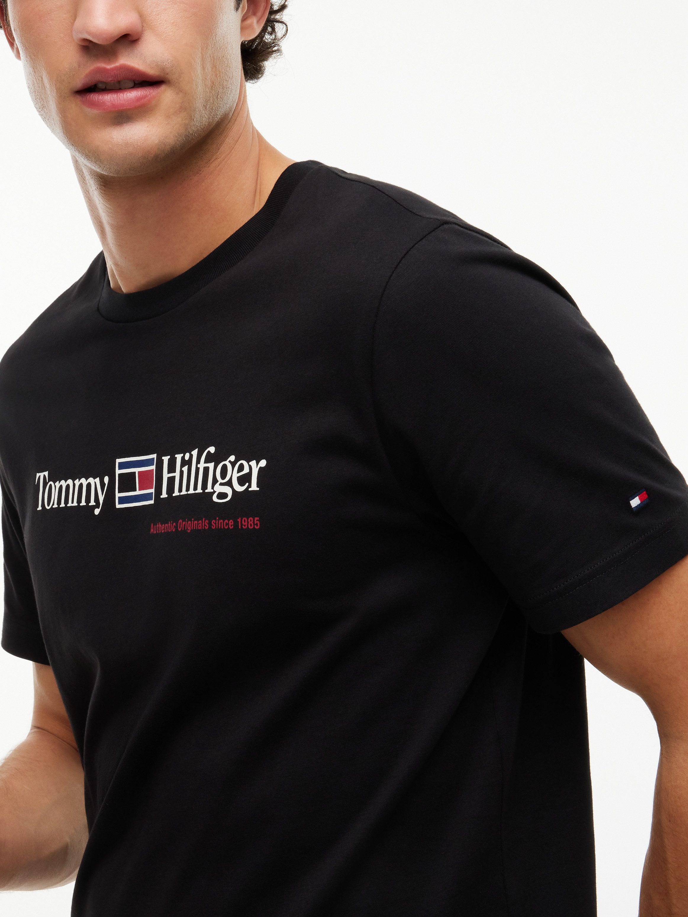 Tommy Hilfiger T-Shirt BRAND LOVE RWB GRAPHIC Auffälliger Frontprint mit Tommy Hilfiger Schriftzug, normale Passform – Bild 2 von 5