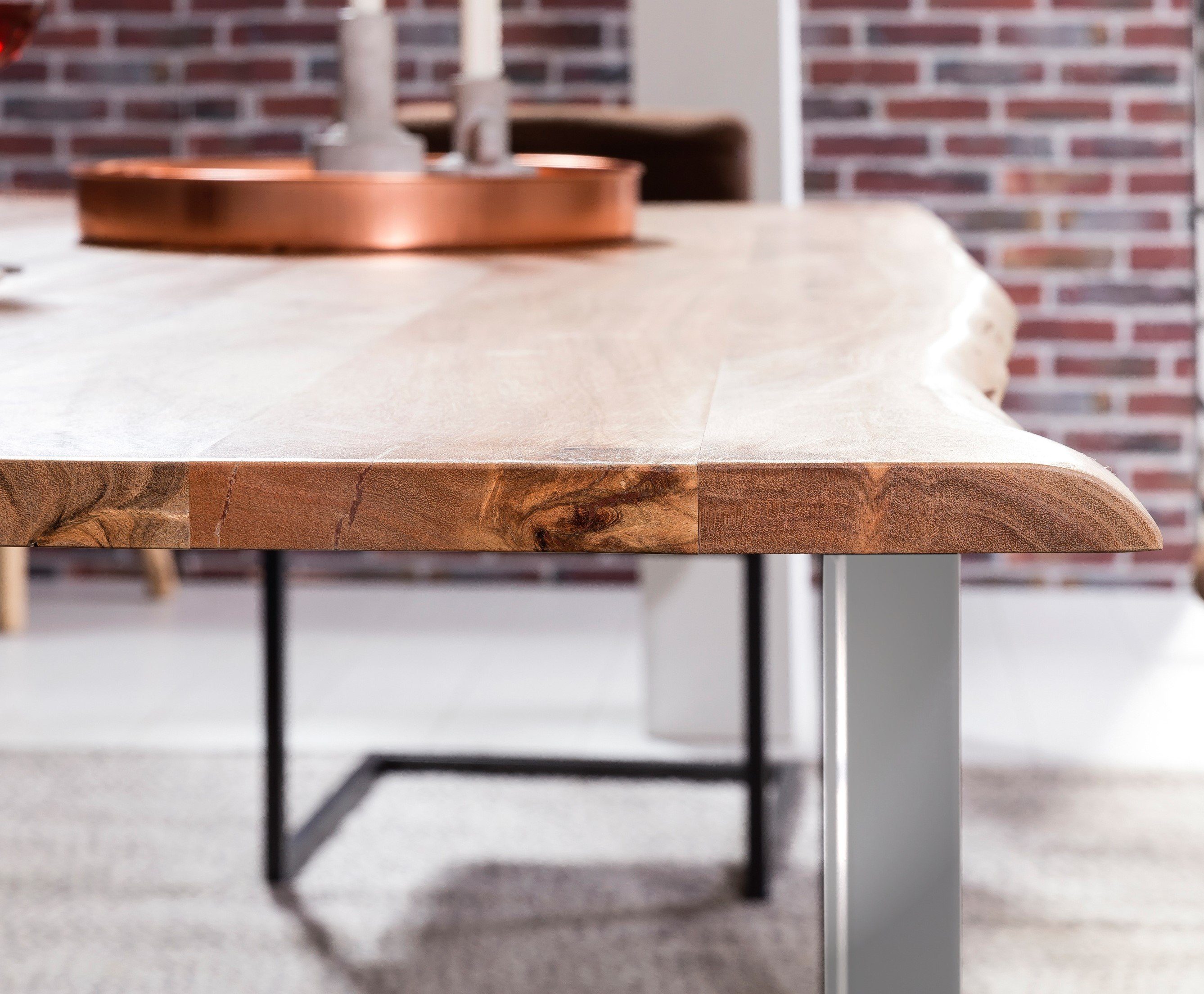 SAM® Baumkantentisch Lennart, massives Akazienholz, natürliche Baumkante, Metallgestell U-Form