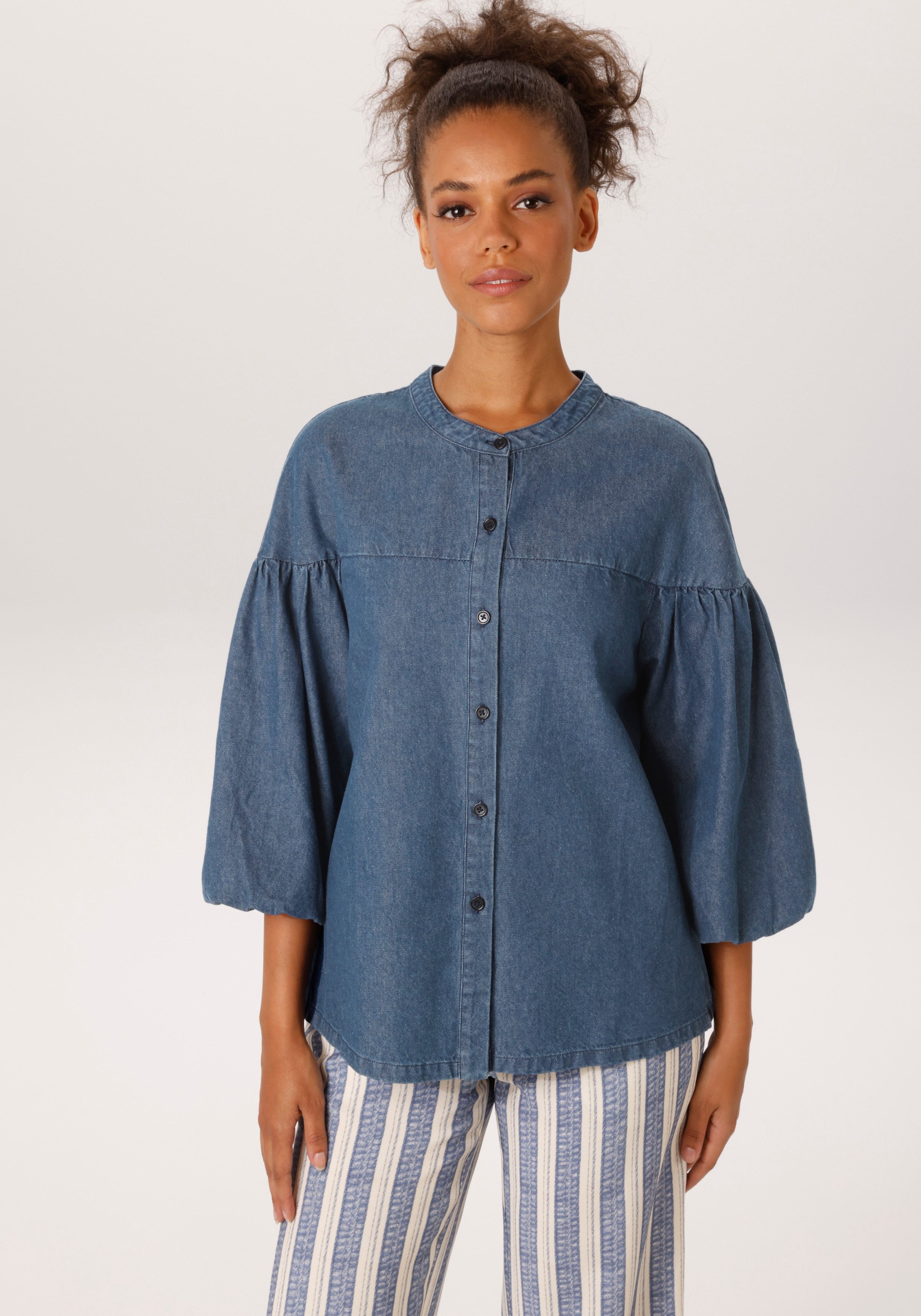 Aniston CASUAL Jeansbluse mit 3/4-langen Arm in weiter, topmodischer Form - NEUE KOLLEKTION. € 49,99, (€ 49,99 pro 1 Stk).