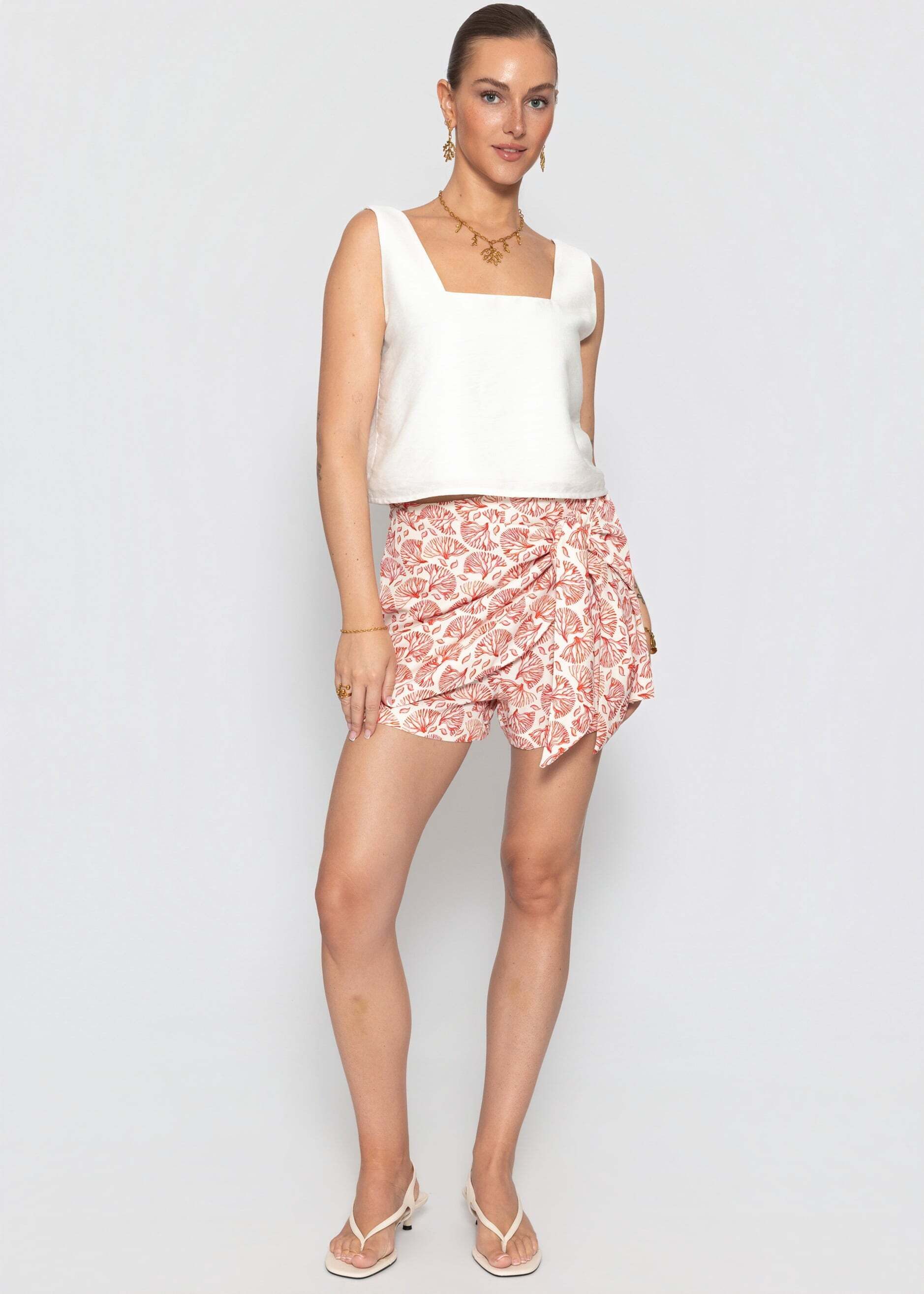 SASSYCLASSY Tanktop Cropped Top mit breiten Trägern Damen Schlichtes Top mit geradem Ausschnitt in lockerer Passform Offwhite – Bild 5 von 5