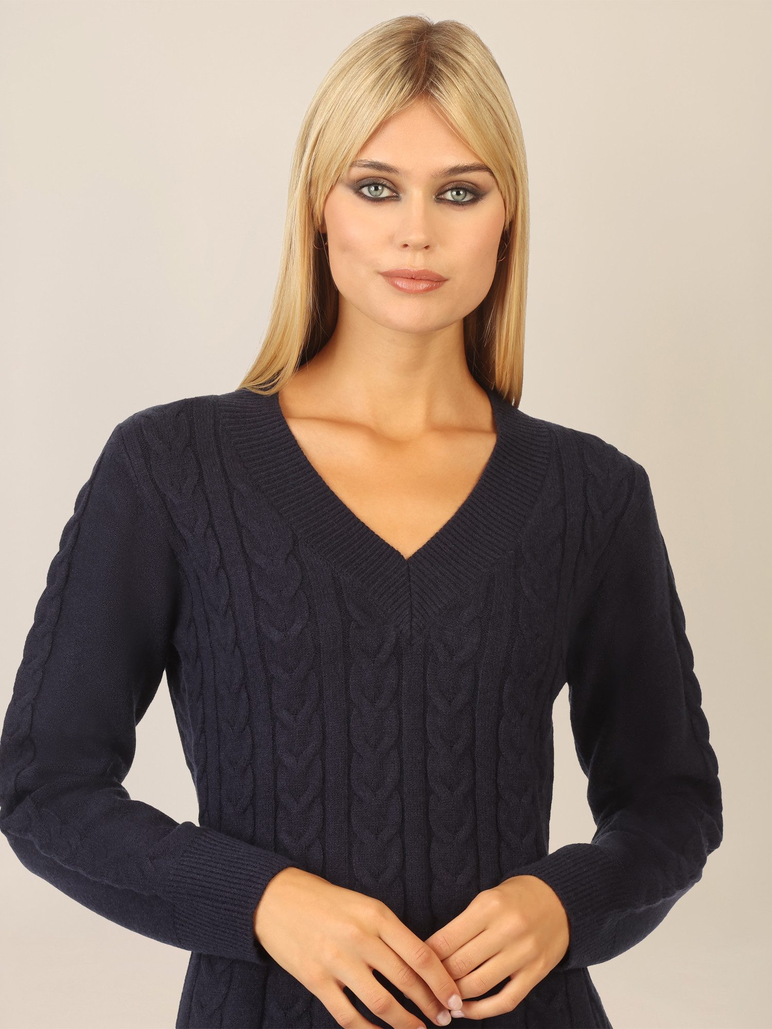 Apart Strickkleid mit Zopfmuster und V-Ausschnitt