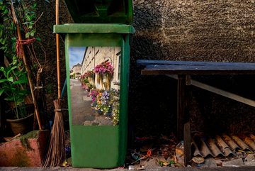 MuchoWow Wandsticker Blumen verschönern Kalksteinmauern in den Cotswolds (1 St), Mülleimer-aufkleber, Mülltonne, Sticker, Container, Abfalbehälter