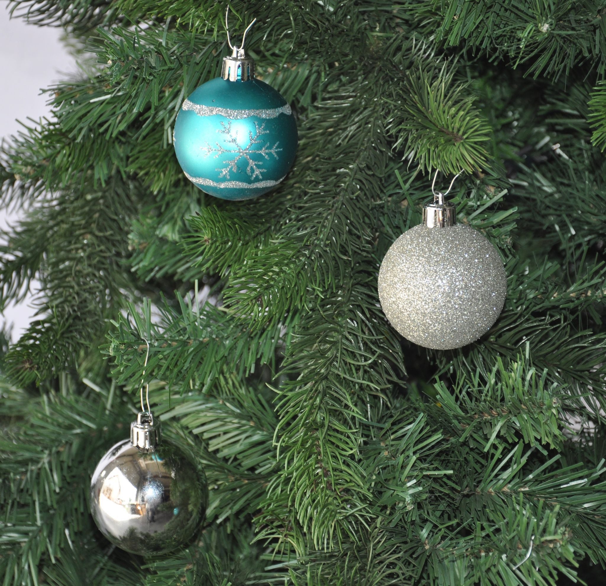 JACK Christbaumschmuck 64x Kunststoff Christbaumkugeln Ø 6cm Baum Kugeln inkl. Aufhänger, Mit praktischer Aufbewahrungsbox, Optik: matt / glänzend / glitzernd – Bild 5 von 5