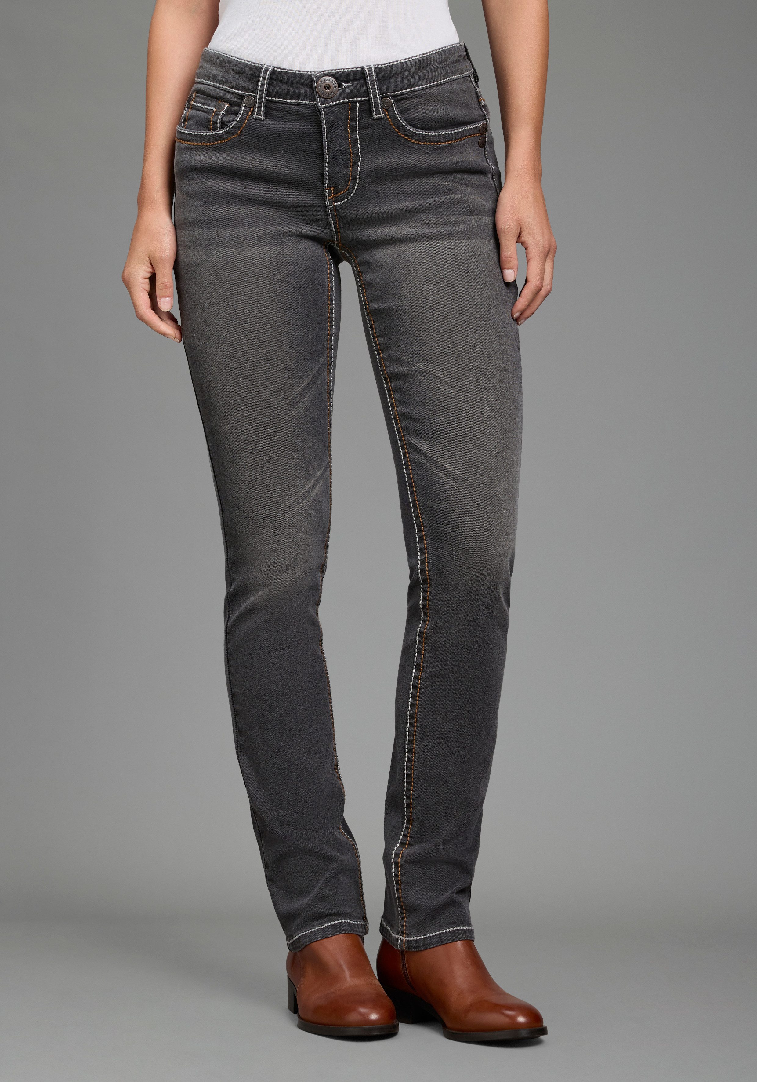 Arizona Gerade Jeans Kontrastnähte niedrige Leibhöhe, in 5-Pocket-Form, Used-Look-Waschung. € 63,99, (€ 63,99 pro 1 Stk).