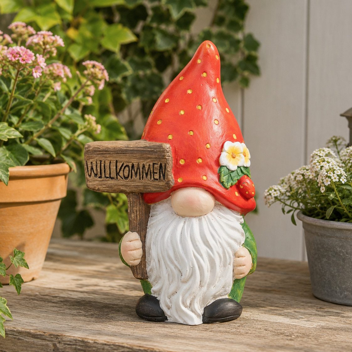 MF Gartenfigur Fragolino Wichtel mit Erdbeerhut aus Keramik für Garten und Dekoration, (1 St)
