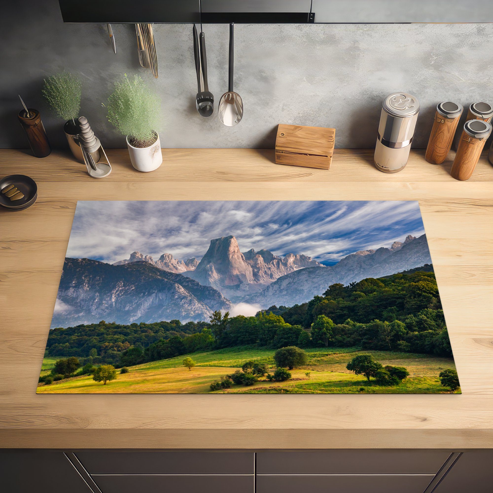 Herdblende-/Abdeckplatte Vinyl, küche, MuchoWow für Europa Spanien, der in (1 Induktionskochfeld die Blick cm, Schutz Ceranfeldabdeckung die Berge auf Picos 81x52 tlg), de