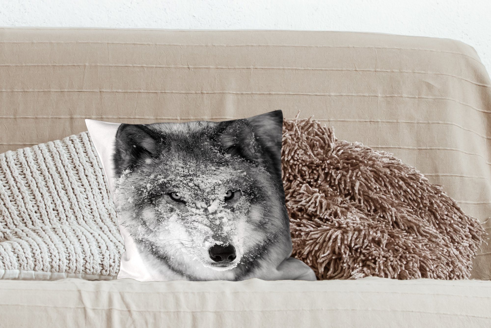 Deko, mit MuchoWow mit in schwarz-weiß, Wolf Zierkissen Dekokissen für Sofakissen verschneitem Füllung Wohzimmer, Kopf Schlafzimmer,