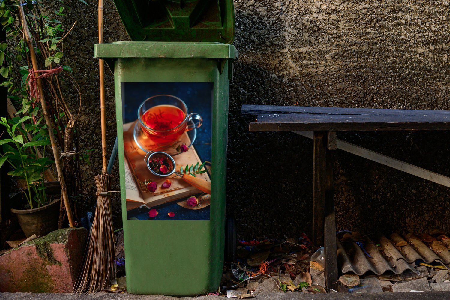 MuchoWow Wandsticker Tasse Tee mit Mülleimer-aufkleber, Sticker, Buch (1 Rosenblättern einem Mülltonne, auf Container, alten St), Abfalbehälter