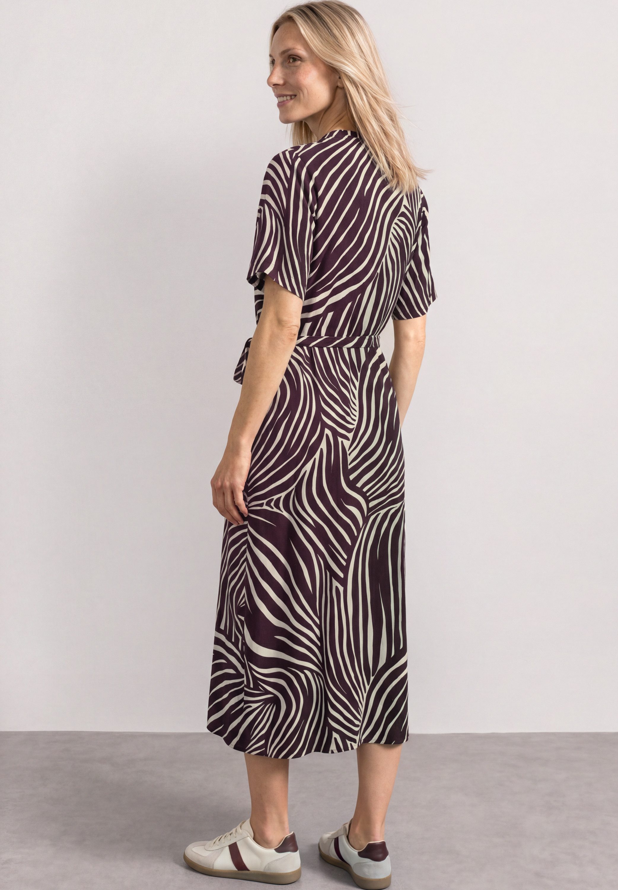 STREET ONE Druckkleid Sommerkleid mit V-Neck und Allover-Print
