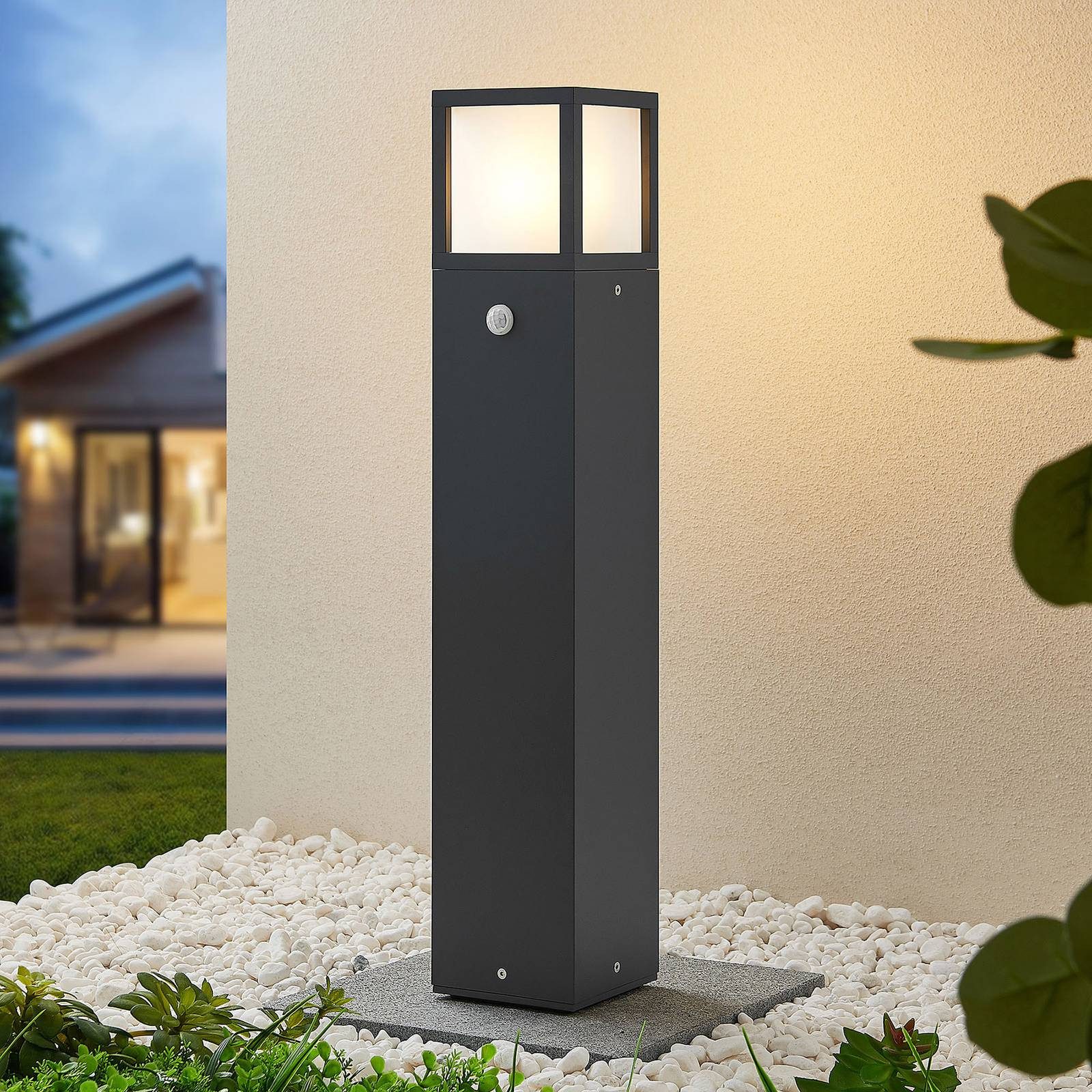 Lucande Außen-Stehlampe Dewari, Metall, Alu IP54mit Bewegungsmelder, 1 x 15 W LED