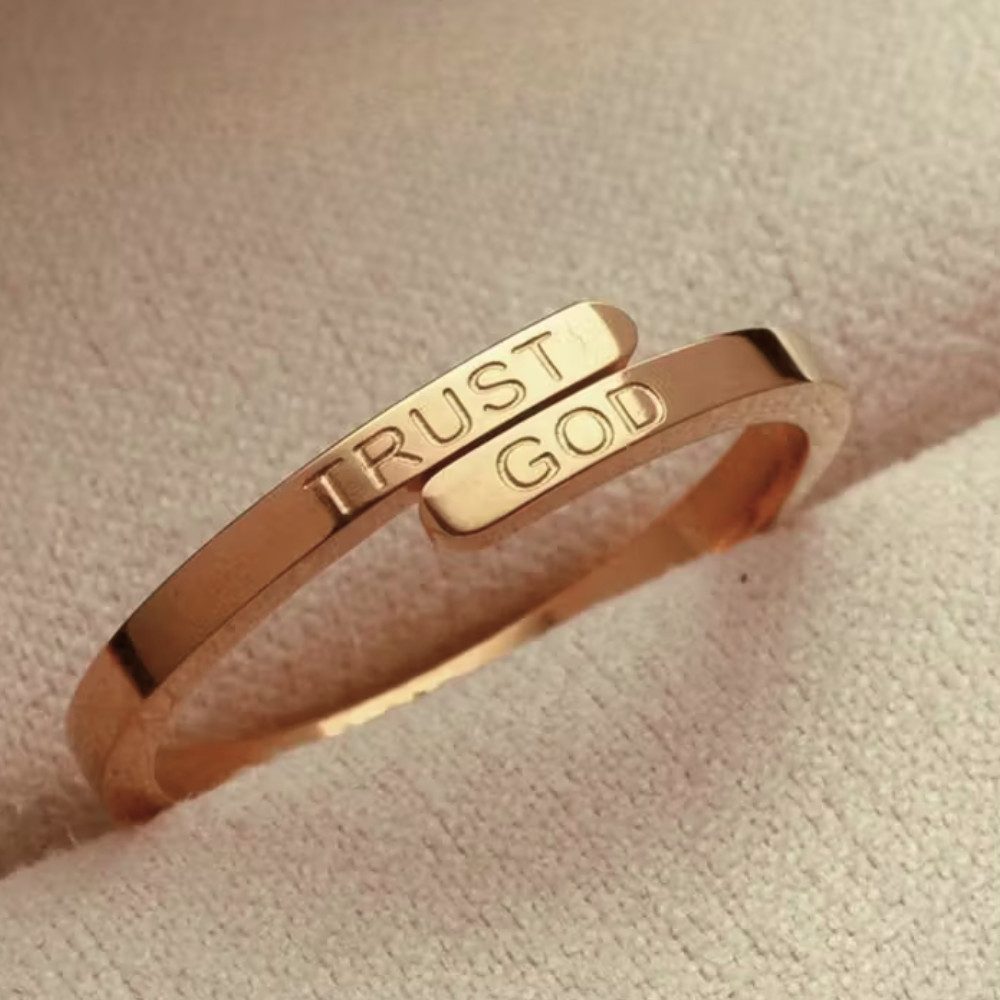 XCOAST Goldring Ring mit der Botschaft „TRUST GOD“ – ein Symbol für Glauben günstig online kaufen
