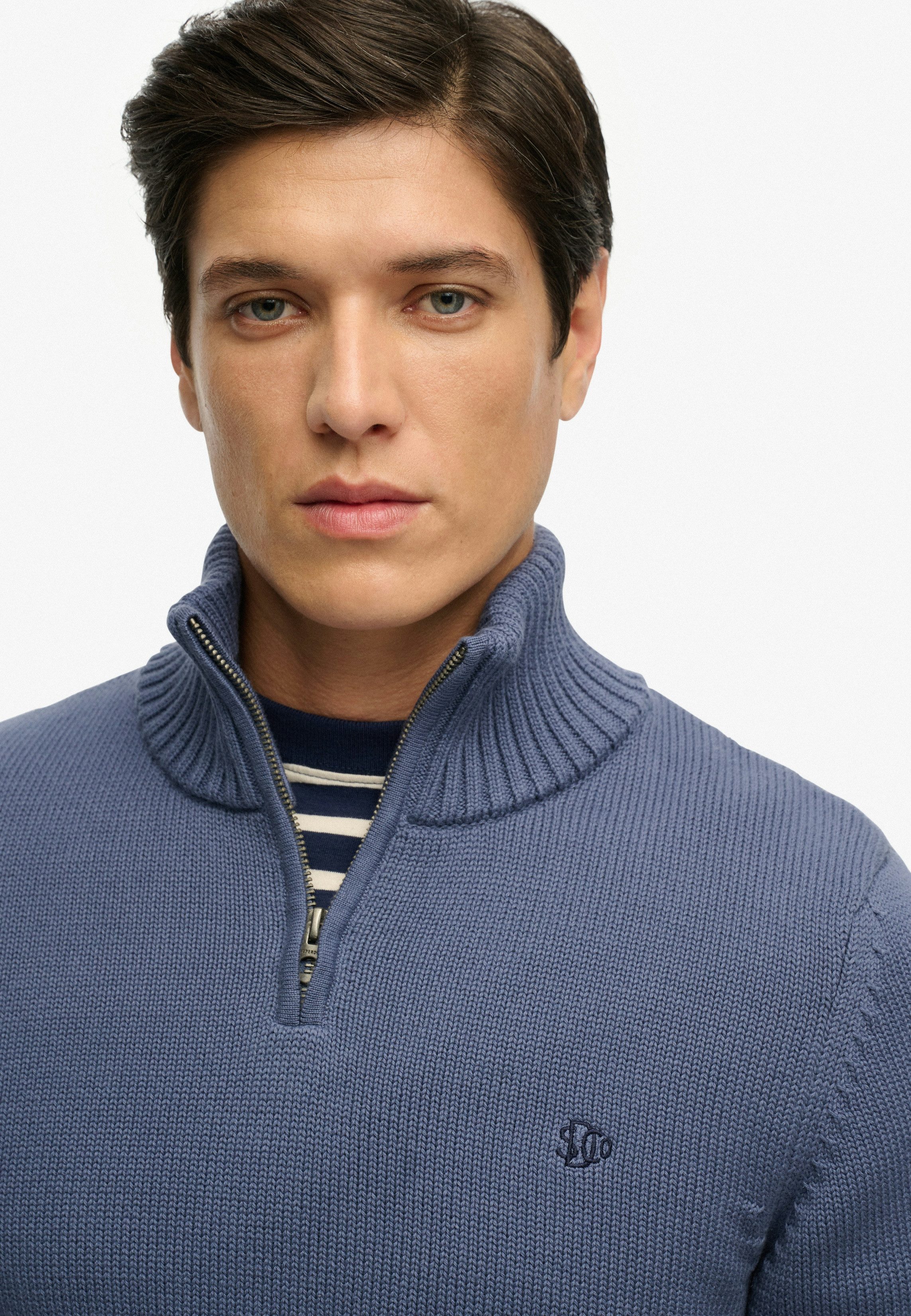 Superdry Strickpullover COTTON KNIT HENLEY aus Baumwolle, Slim Fit, mit Stehkragen, hüftlange Form, pflegeleicht