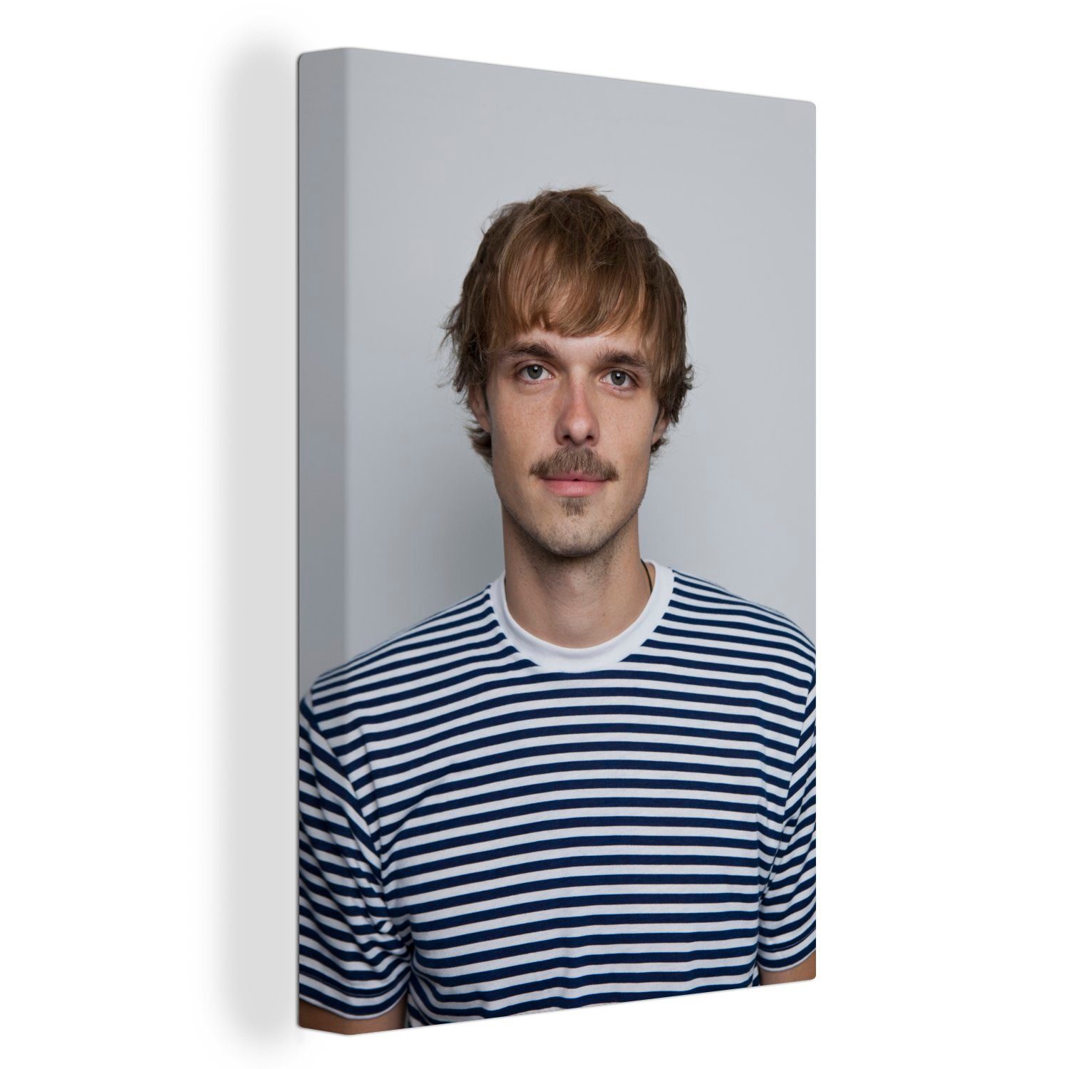 OneMillionCanvasses® Leinwandbild Ein junger Mann mit Schnurrbart und gestreiftem Hemd, (1 St), Leinwandbild fertig bespannt inkl. Zackenaufhänger, Gemälde, 20x30 cm