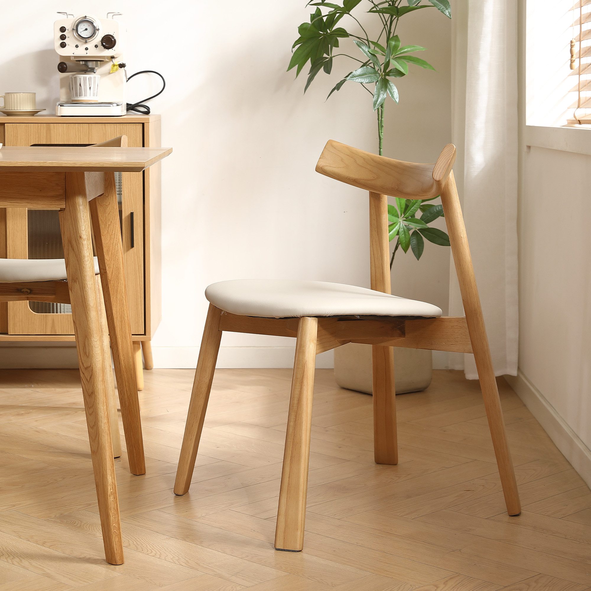 LIM HOME Esszimmerstuhl Massivholz Skovik (Packung, 1 St), Gestell aus massivem Eschenholz, gebürstete Oberfläche