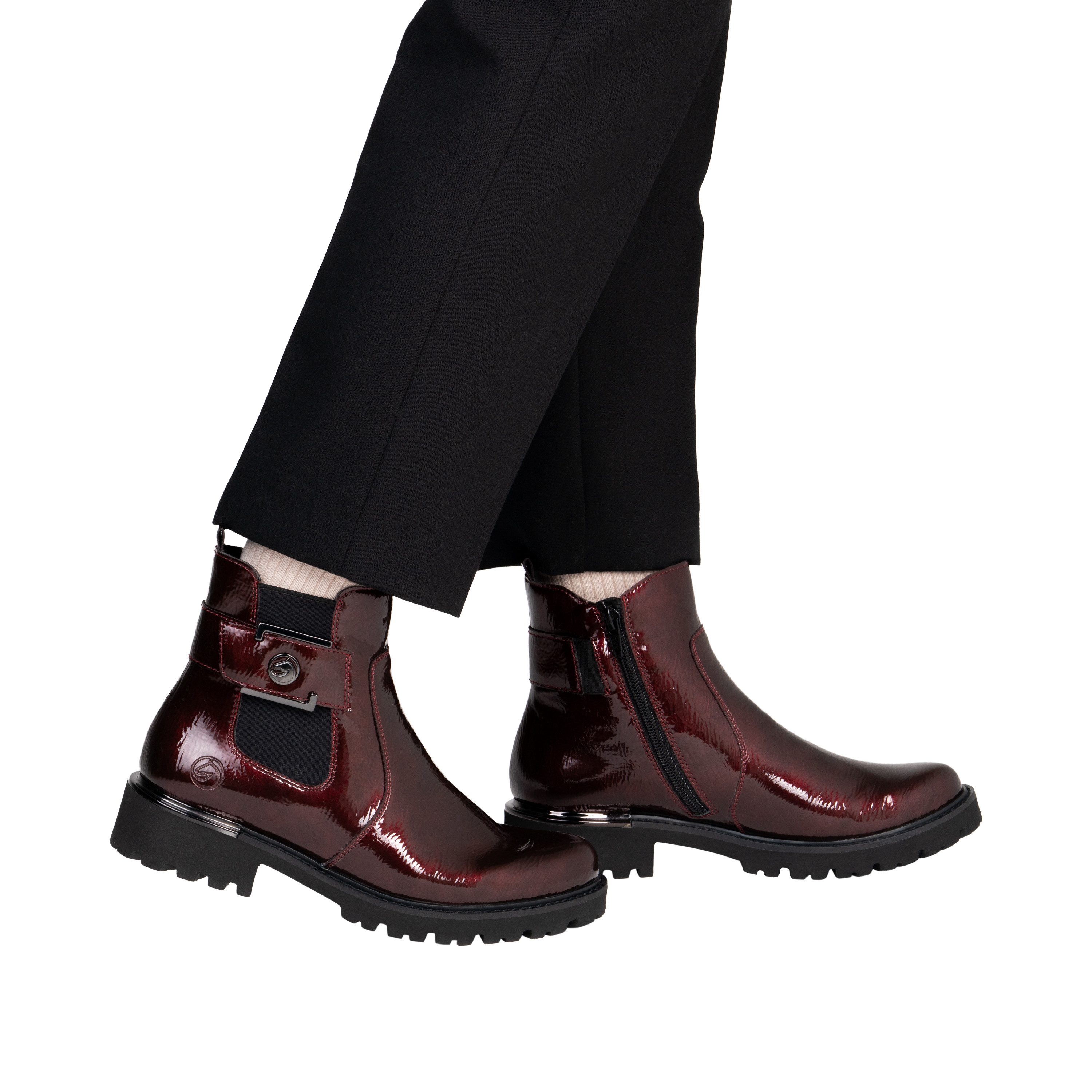 Remonte Chelseaboots Blockabsatz, Stiefelette, Lackboots in trendiger Optik