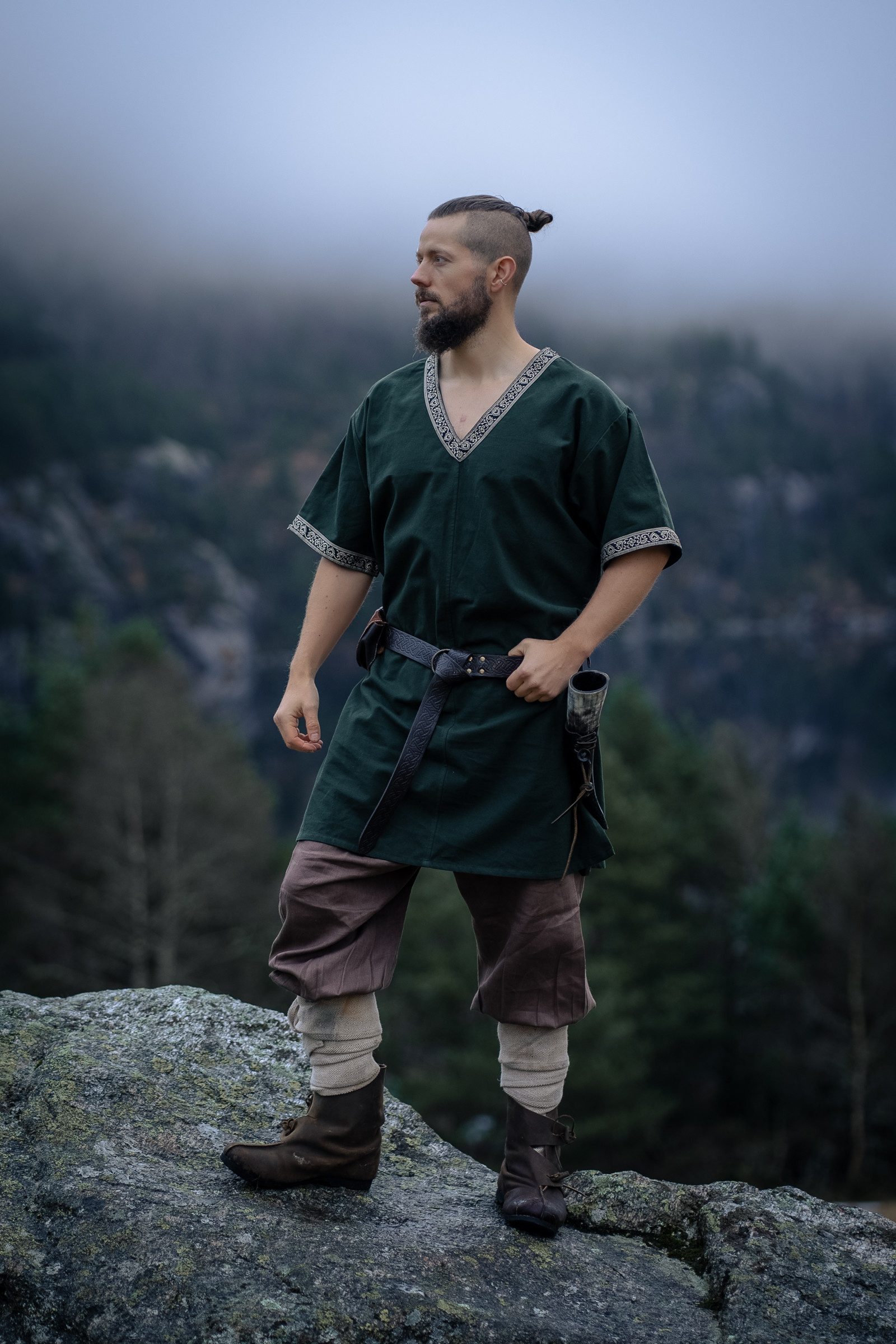Leonardo Carbone Wikinger-Kostüm Tunika kurzarm "Loki" mit Bordüre, V-Ausschnitt, seitliche Schlitze