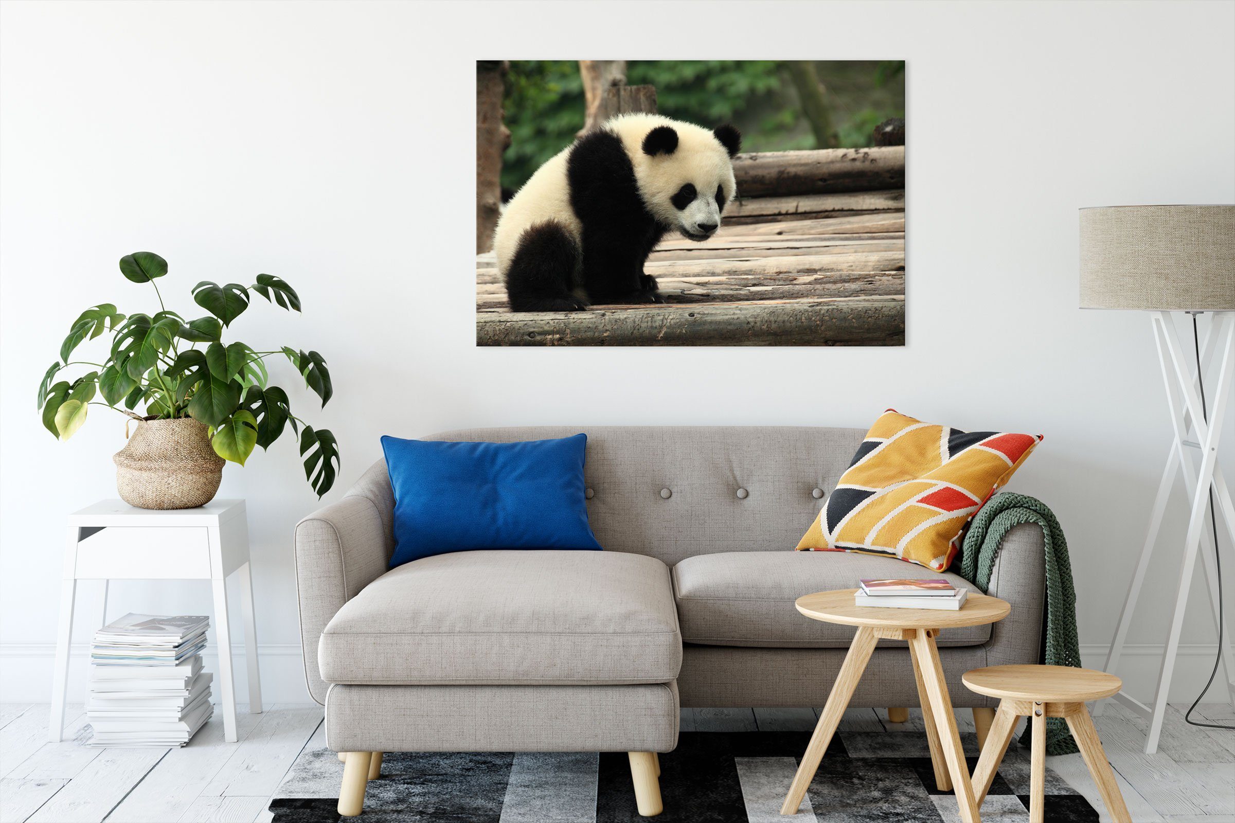 Holzstämmen fertig bespannt, Zackenaufhänger Pixxprint Leinwandbild Holzstämmen, Panda St), Panda auf auf inkl. Leinwandbild (1