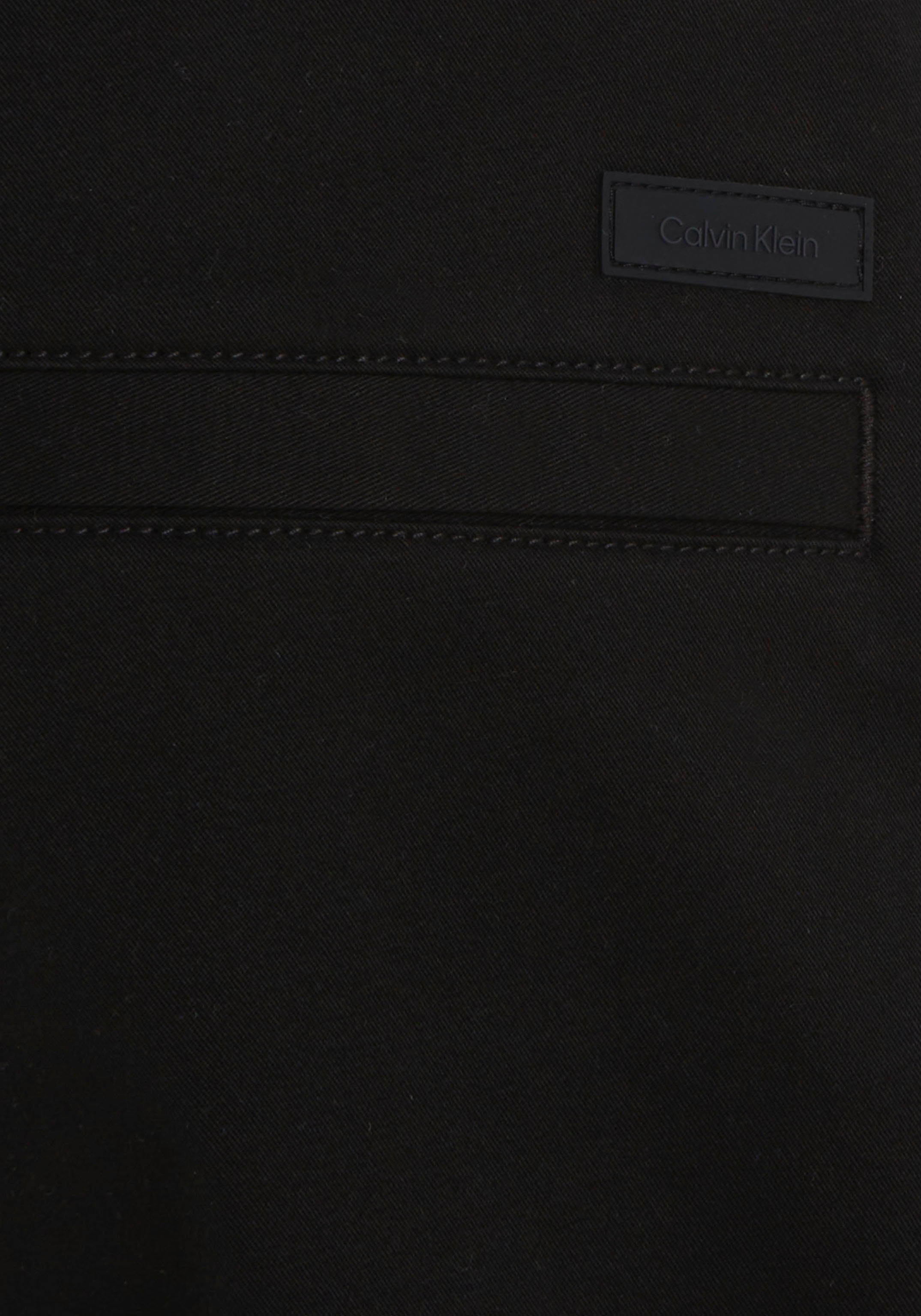 Calvin Klein Gesäßtasche schwarz mit CK-Badge über Bermudas der