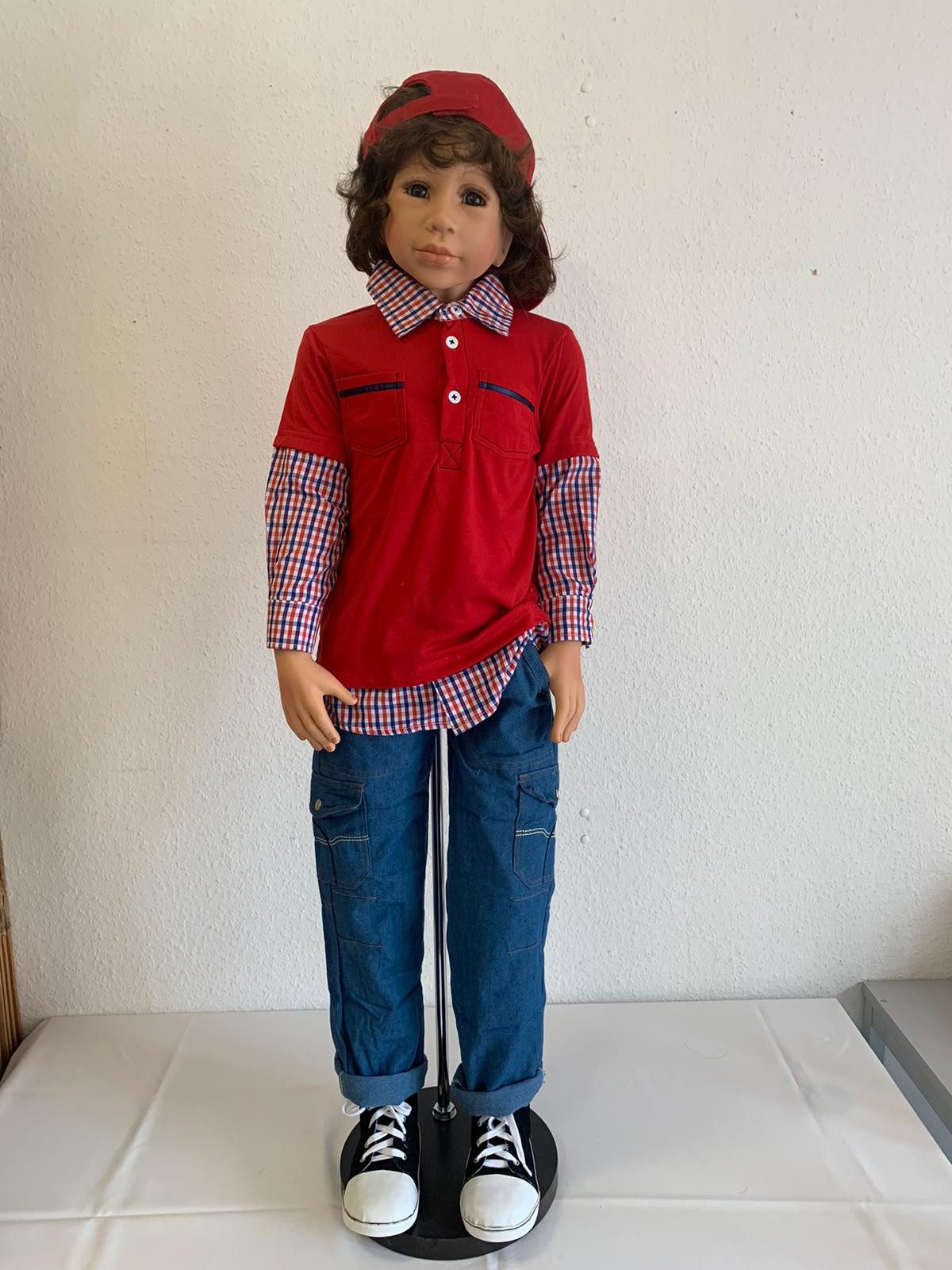 CMTPUPPENGALERIE Stehpuppe Julis von Monika Levenig - braun, rotes Hemd - 122 cm (1-tlg)