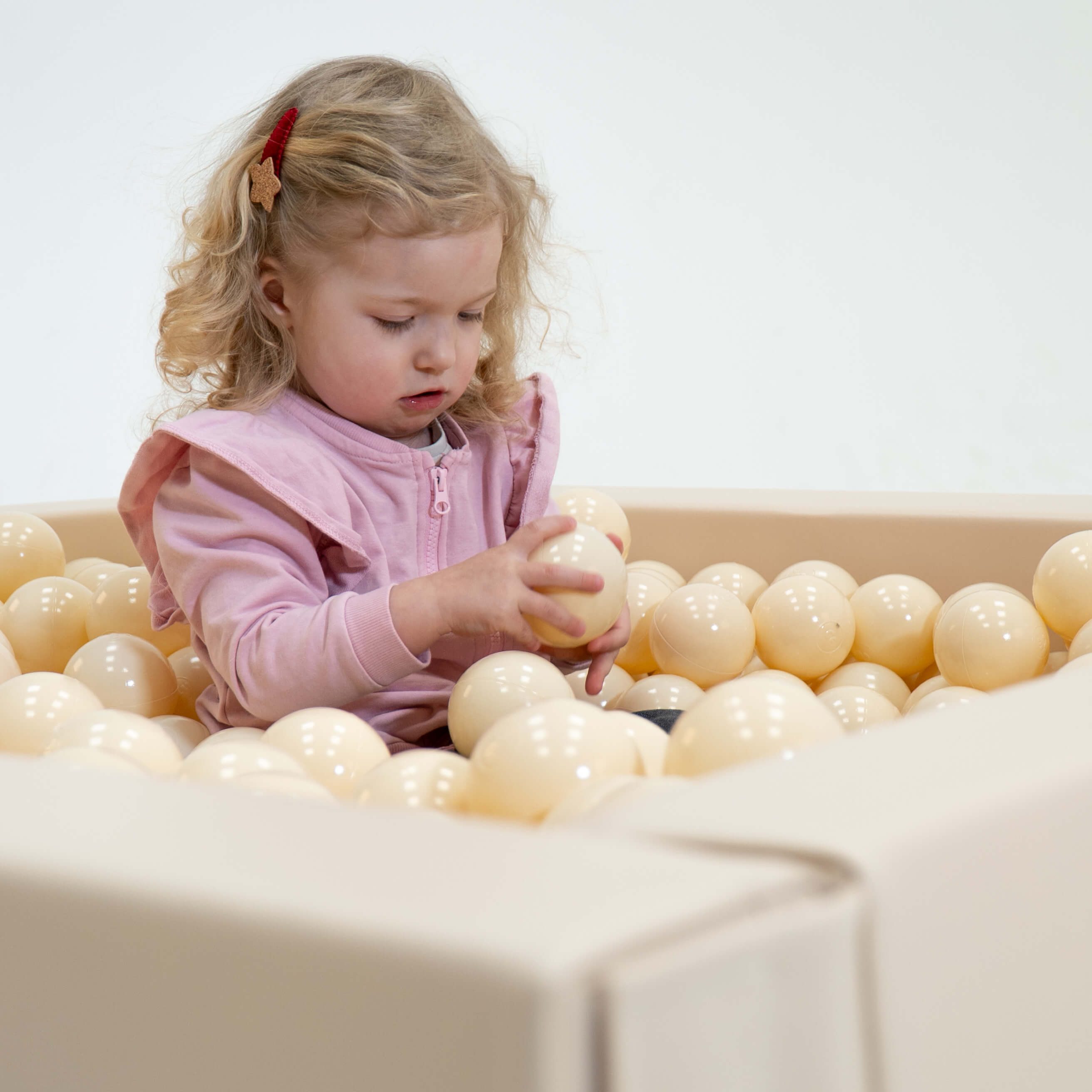 IGLUSoftplay Bällebad Ball Pitt Buntes Bällebad Mehrfarbig mit 500 Bällen in gewählter Farbe, Hergestellt in Lettland (Latvia), Alters­empfehlung 1–10 Jahre