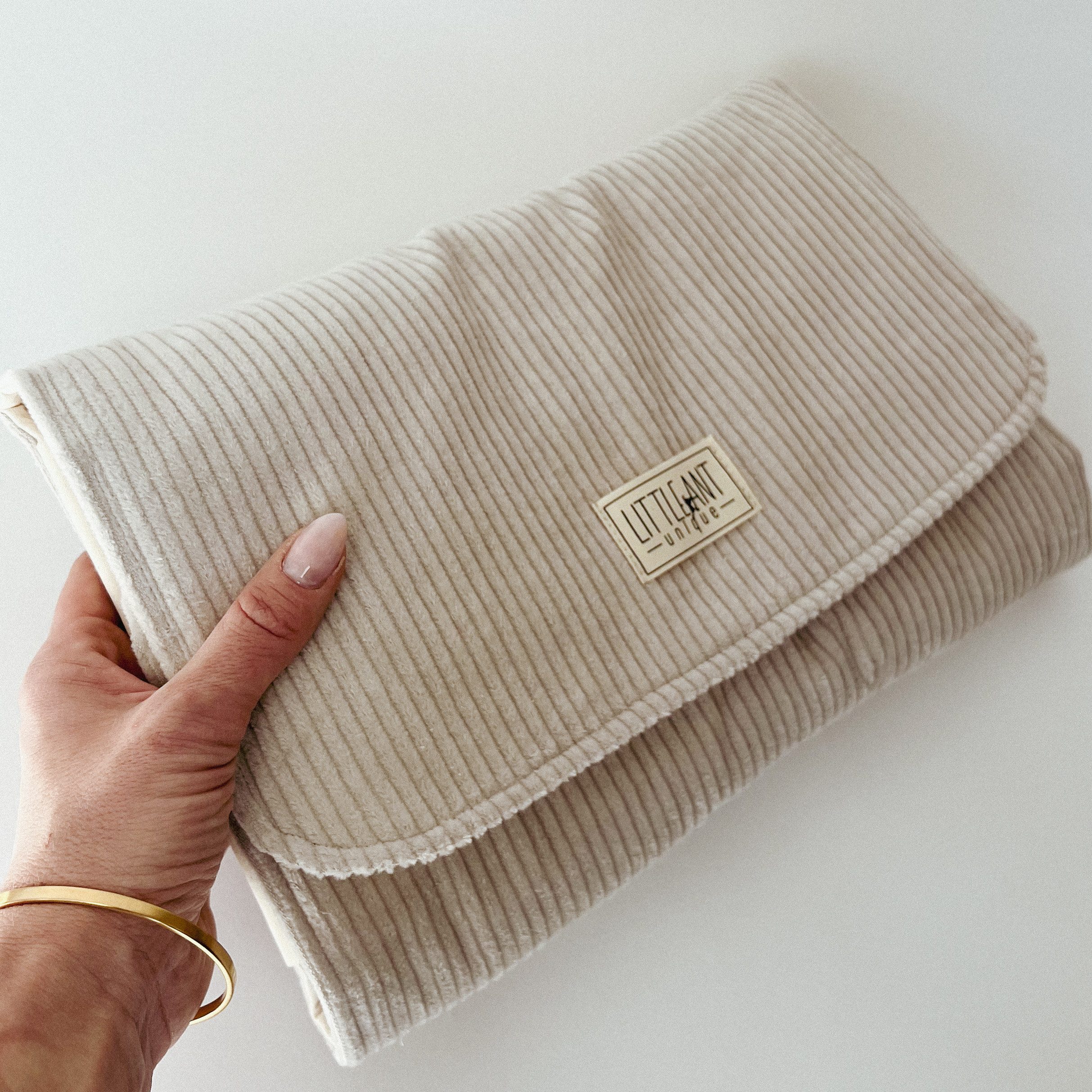 LittleANTunique Wickeltasche Wickelunterlage & Windeltasche 2in1 für unterwegs I Cord beige, Cord 100% Baumwolle, viel Platz für Windeln, Cremes etc. Plastikfrei