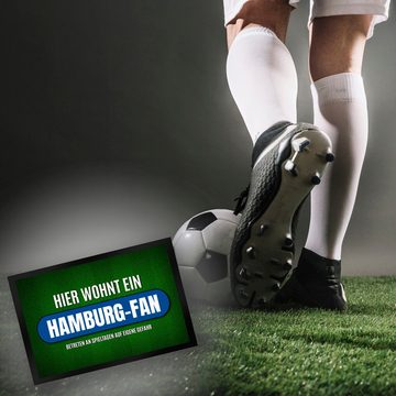 Fußmatte Hier wohnt ein Hamburg Fan Fußmatte mit Rasen Motiv Fußball Stadion, speecheese