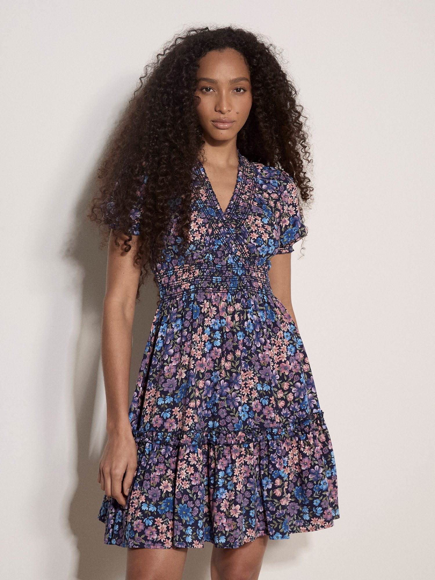 Minikleid Mini-Kleid mit Blumenmuster und Wickelausschnitt