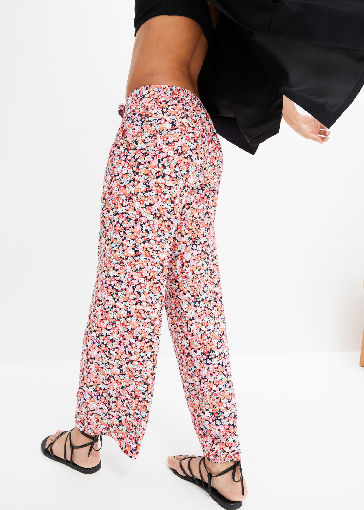 bonprix Schlupfhose aus Viskose, lockere Passform, femininer Print, moderner Stil