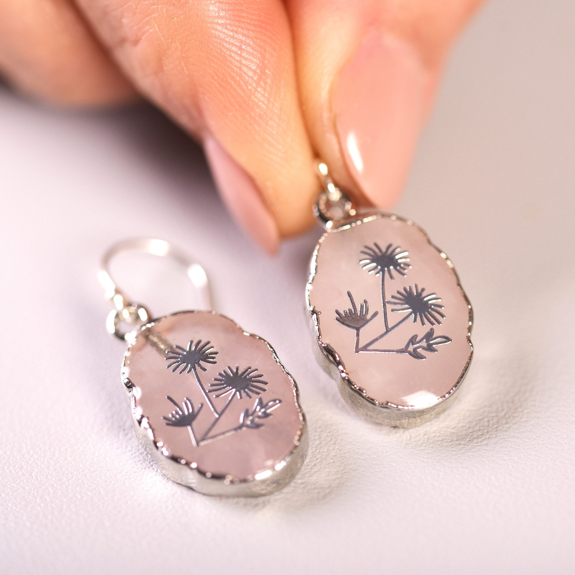 Villa Sorgenfrei Schmuckmanufaktur Paar Ohrhänger Rosenquarz Ohrringe mit Wildblumen. 925 Sterling Silber