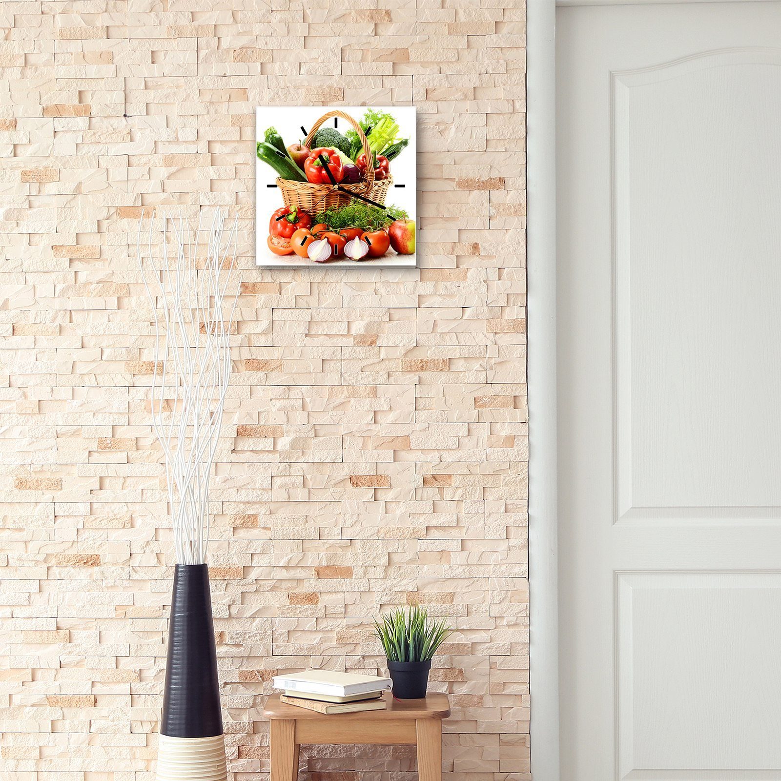 Primedeco Wanduhr Wanduhr mit x Korb Gemüse im Größe Wandkunst Glasuhr 30 30 Motiv cm