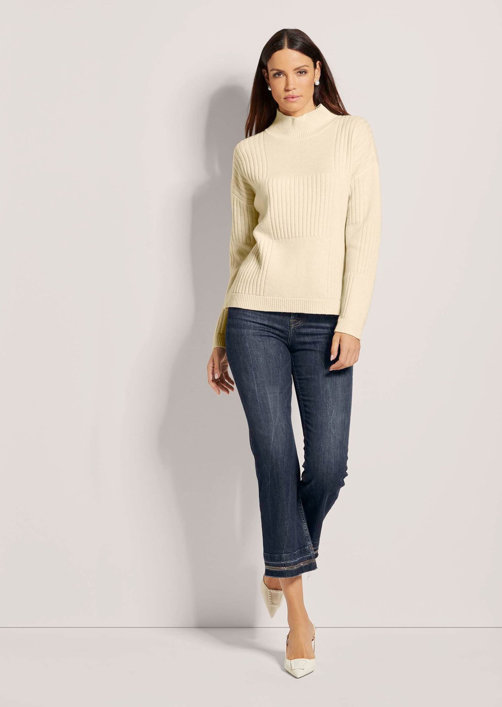 MADELEINE Strickpullover Langarm Stehkragen-Pullover, Wolle Uni-Design trifft auf modernen Stehkragen-Look