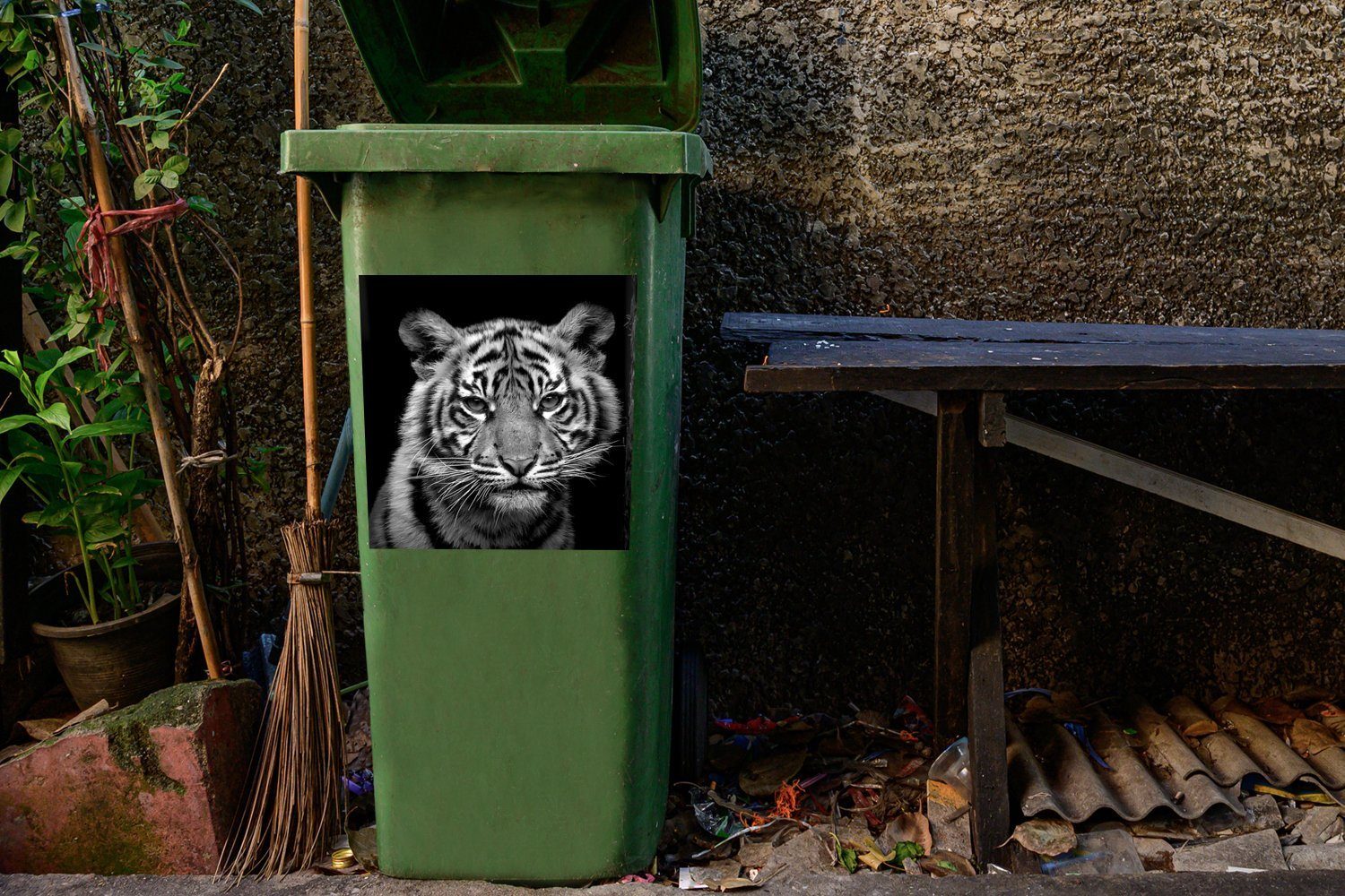 MuchoWow Wandsticker Tiger - Weiß (1 Sticker, St), - - Container, Mülltonne, Abfalbehälter Mülleimer-aufkleber, Schwarz Tiere