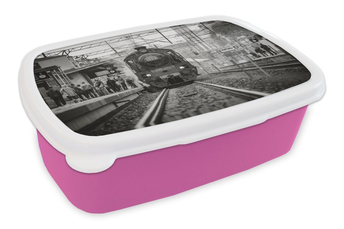 MuchoWow Lunchbox Schwarz-Weiß-Fotografie eines Dampfzuges in einem Bahnhof, Kunststoff, (2-tlg), Brotbox für Erwachsene, Brotdose Kinder, Snackbox, Mädchen, Kunststoff rosa