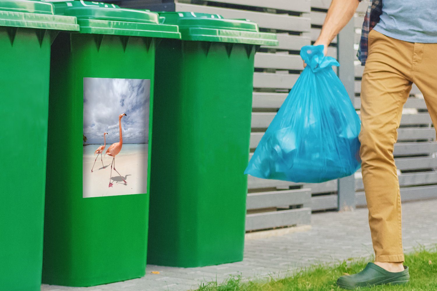 Mülleimer-aufkleber, Sticker, in Abfalbehälter Zwei Container, auf St), (1 Flamingos Aruba MuchoWow Wandsticker Insel einer Mülltonne,