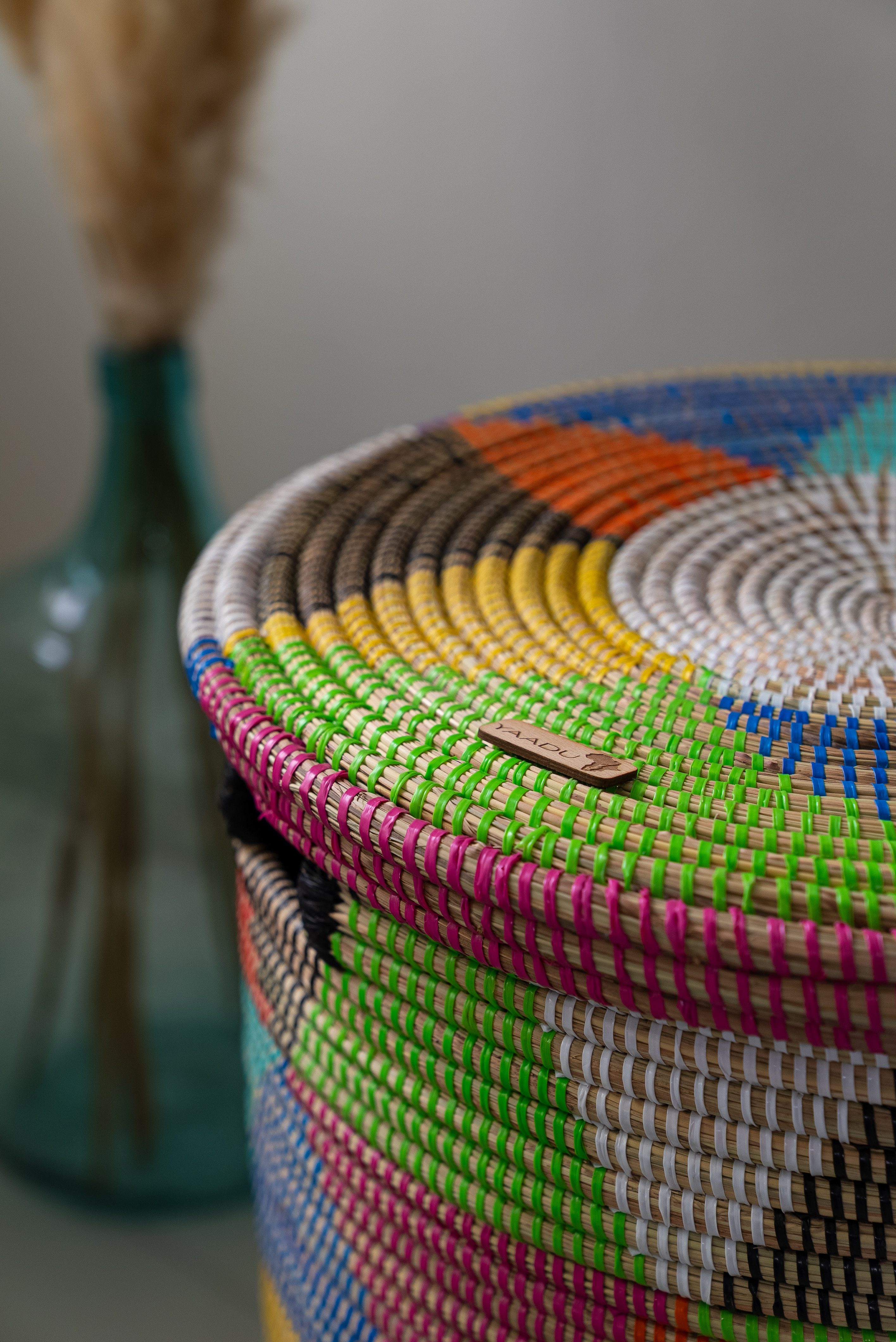 YAADU Wäschekorb mit flachem Deckel 80L – Wäschesammler, Wäschetruhe, Aufbewahrungskorb, Handgefertigt in Afrika aus traditioneller Flechtkunst