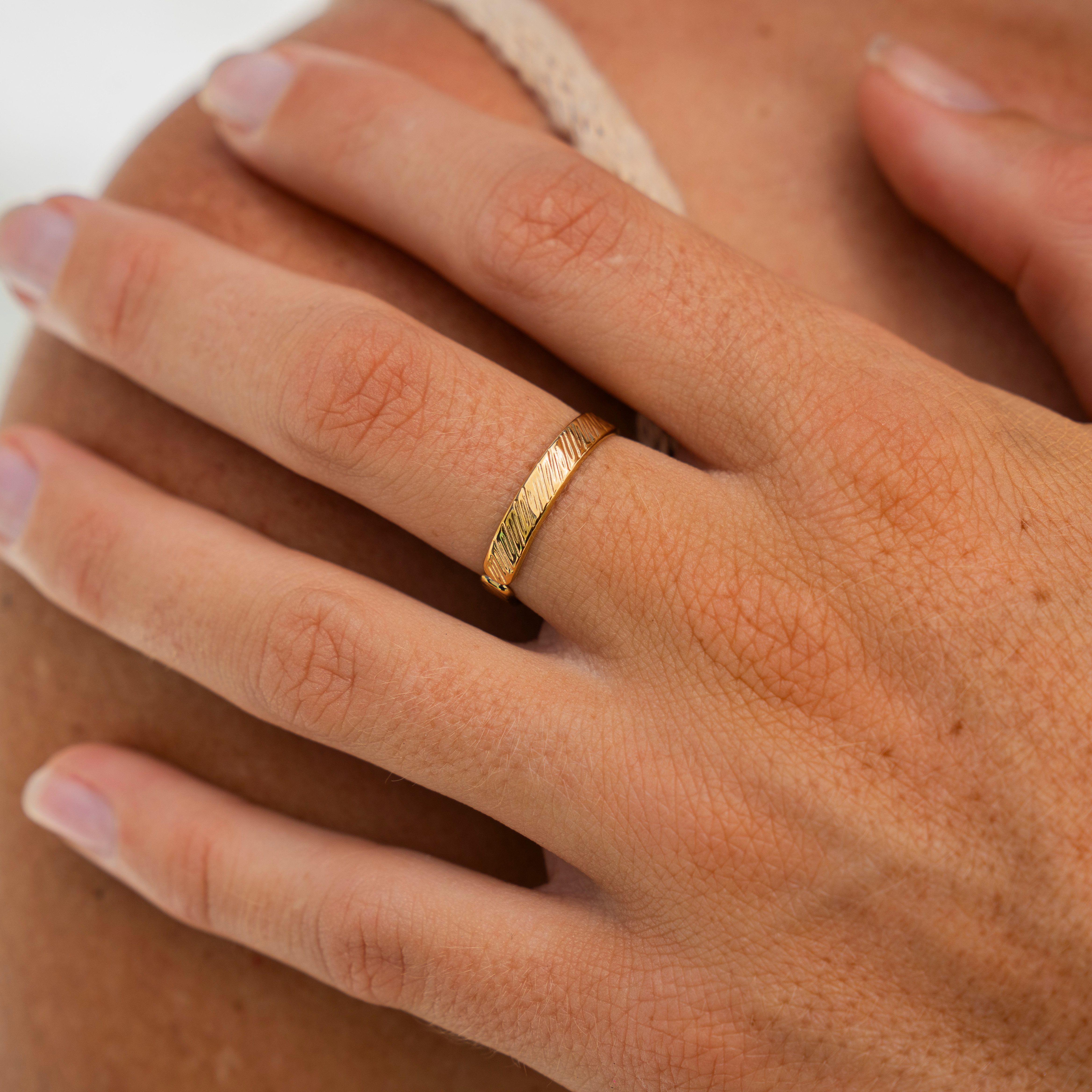 Made by Nami Goldring Boho Damenring gold geriffelt größenverstellbar wasserfest, aus Edelstahl – Boho-Stil – glänzend – filigran – Bild 5 von 5