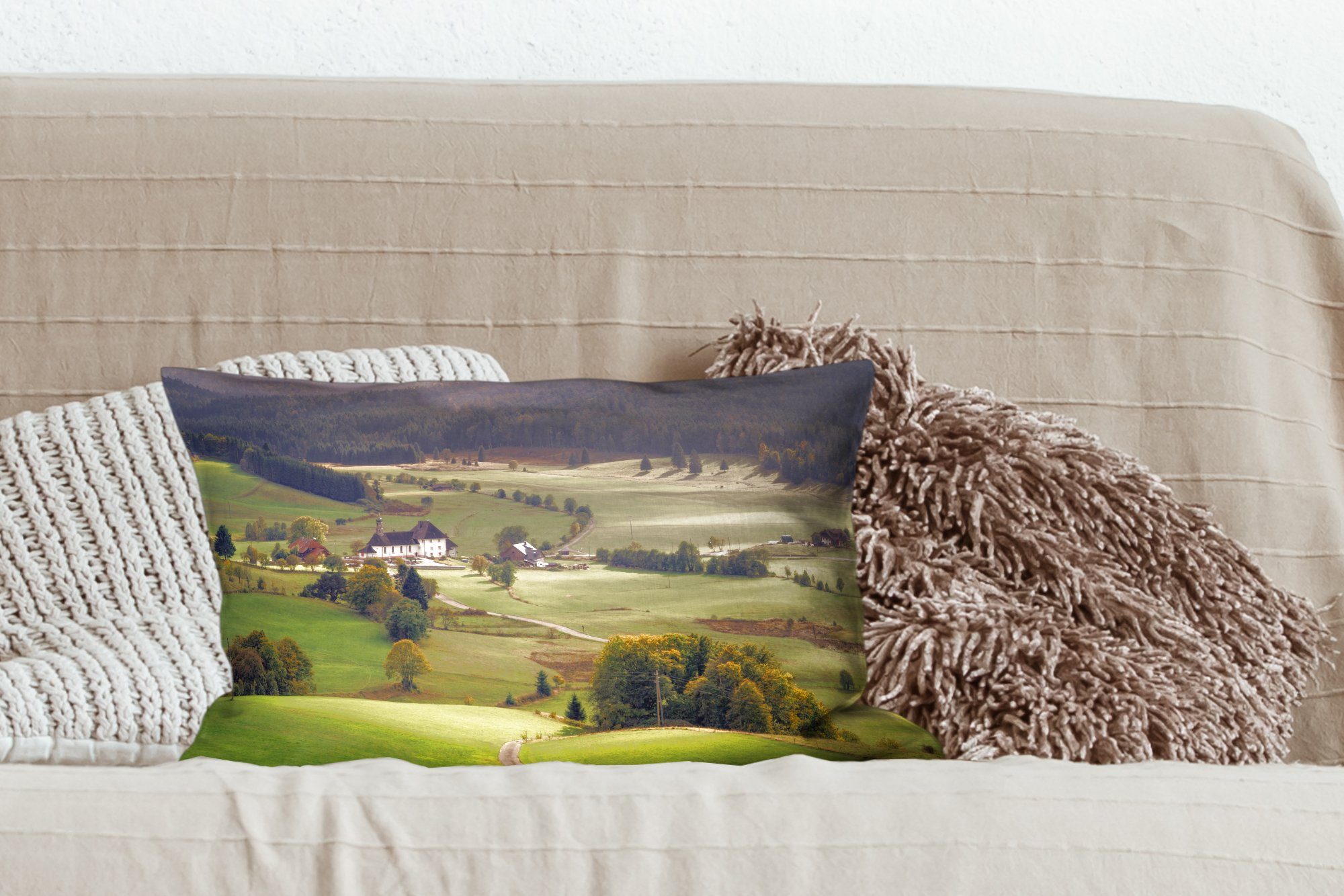 Dekoration, MuchoWow in Schlafzimmer mit der Wohzimmer Nähe Panoramablick Dekokissen Füllung, ein auf des in, Zierkissen, Schwarzwaldes Dorf Dekokissen