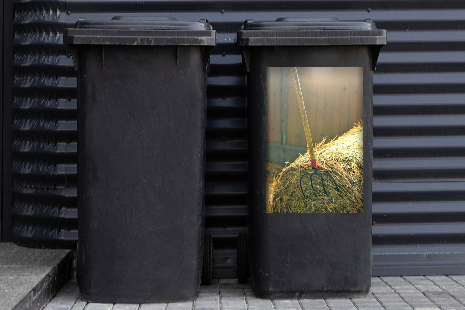 Mülltonne, Mülleimer-aufkleber, Sticker, (1 Abfalbehälter Eine in Heuballen einem Container, MuchoWow Wandsticker St), Mistgabel